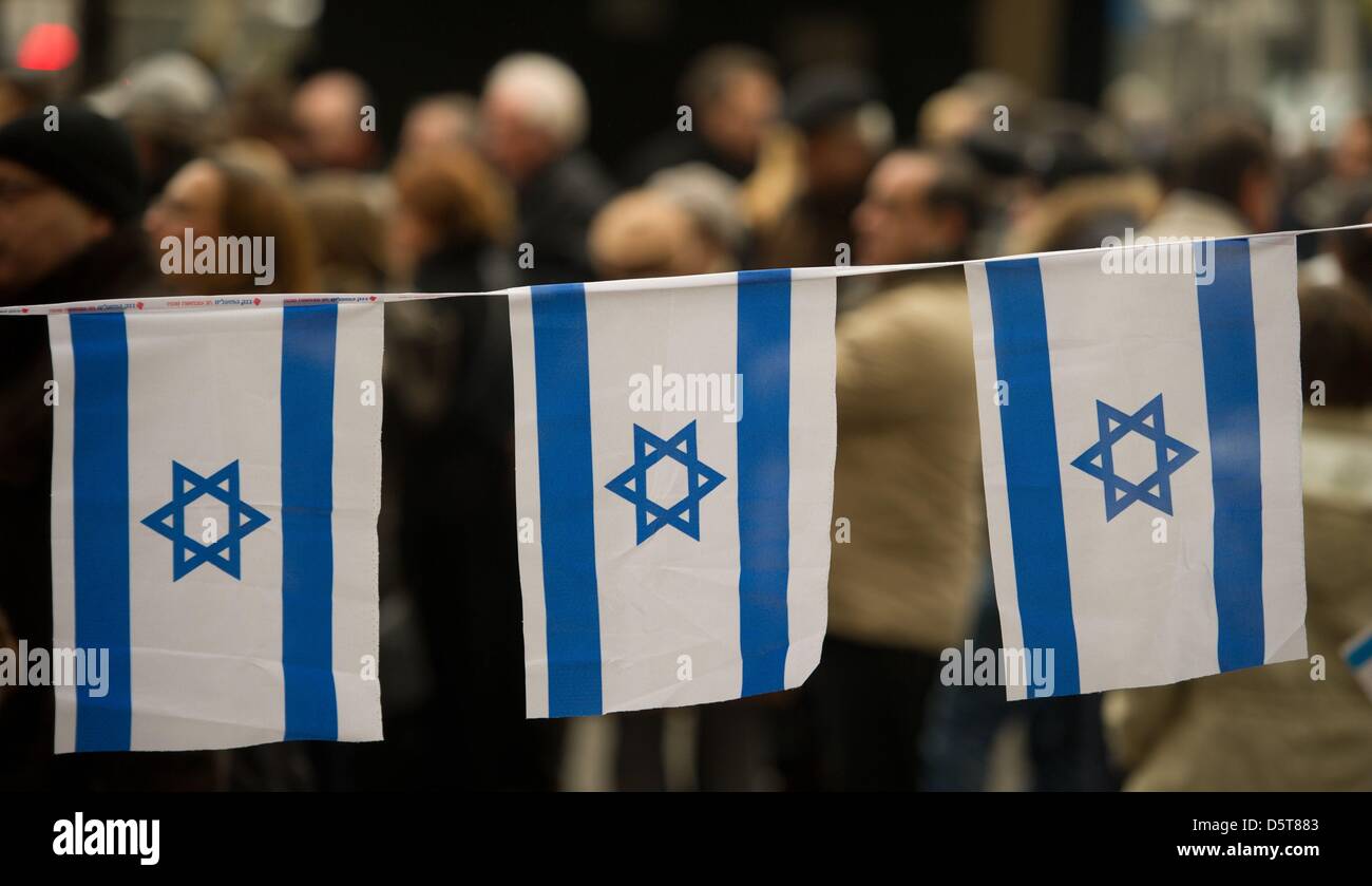 People sit behind Israeli flags during a rally demonstrating solidarity with Israel in Berlin, Germany, 18 November 2012. The rally organized by the Mideast Freedom Forum Berlin wishes to call attention to the situation of Israeli civilians. Photo: SEBASTIAN KAHNERT Stock Photo