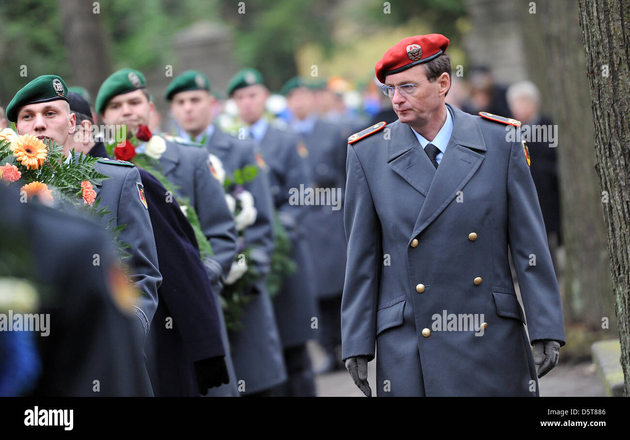 Brigadier general Peter Braunstein arrives at the Jewish cemetery in ...