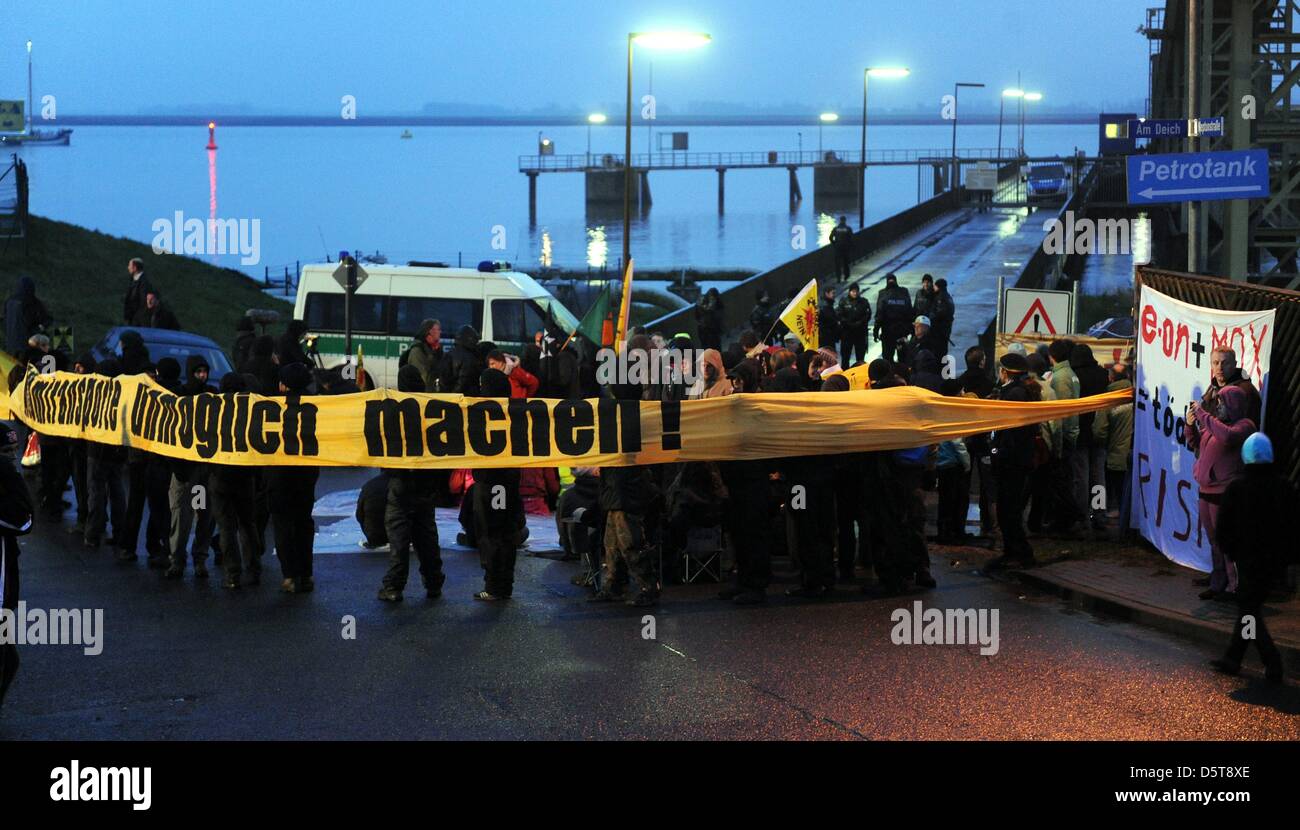 Demonstrators block the exit of the Ro-Ro-Terminal to stop the transportation of of MOX fuel assemblies, in Nordenham, Germany, 18 November 2012. The MOX fuel assemblies, which arrived from Great Britain earlier, will be taken to the nuclear power plant in Grohnde. Photo: INGO WAGNER Stock Photo