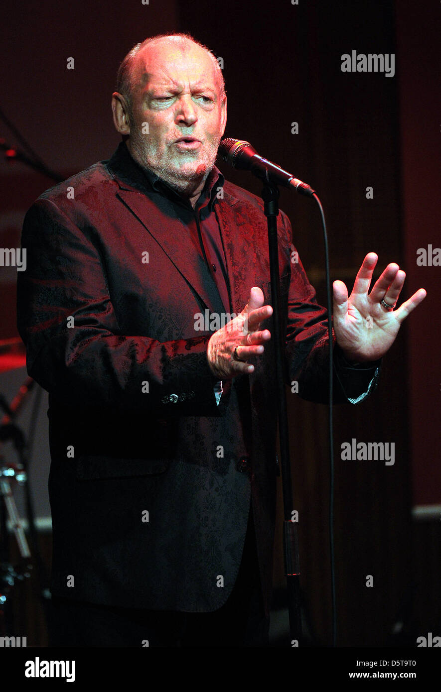British singer Joe Cocker performs during a concert for the German public broadcaster WDR2 in Cologne, Germany, 18 November 2012. Photo: Henning Kaiser Stock Photo