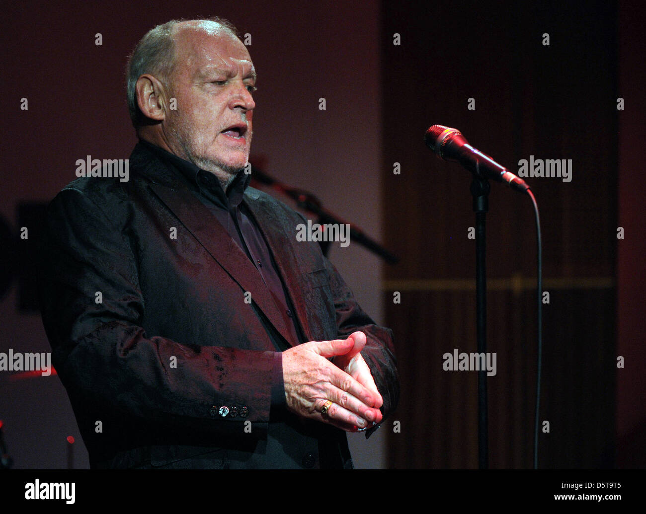 British singer Joe Cocker performs during a concert for the German public broadcaster WDR2 in Cologne, Germany, 18 November 2012. Photo: Henning Kaiser Stock Photo