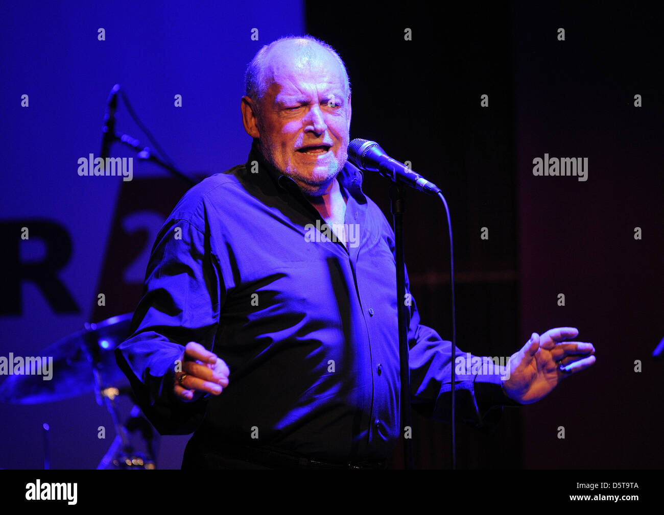 British singer Joe Cocker performs during a concert for the German public broadcaster WDR2 in Cologne, Germany, 18 November 2012. Photo: Henning Kaiser Stock Photo