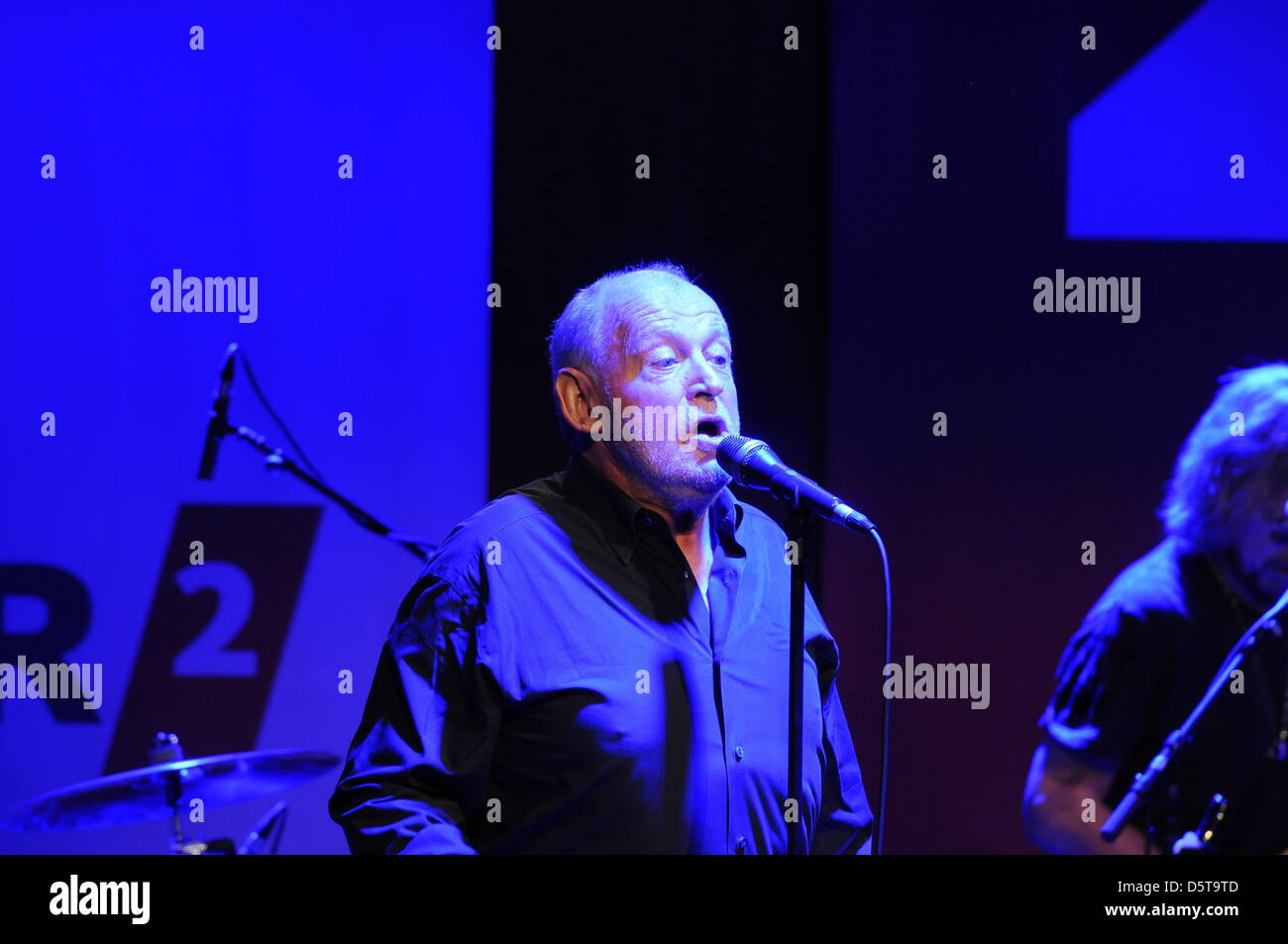 Der britische Sänger Joe Cocker steht am 18.11.2012 in Köln  bei einem Konzert für den Radiosender WDR2 auf der Bühne. Fans können ihn in Deutschland erst wieder im nächsten Jahr live auf Tournee erleben  Foto: Horst Galuschka Stock Photo