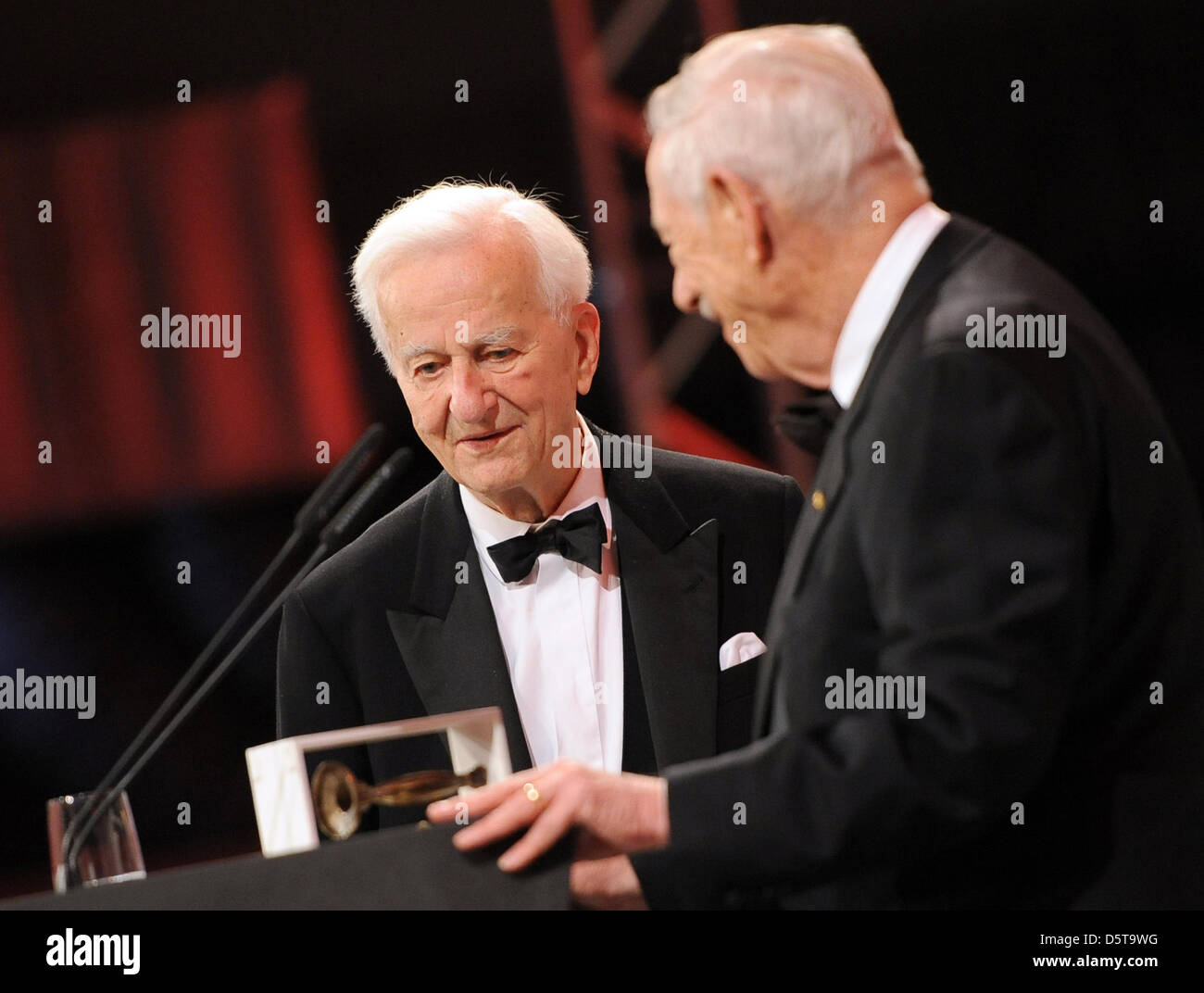 The director of the Jewish Museum, Michael Blumenthal, awards former