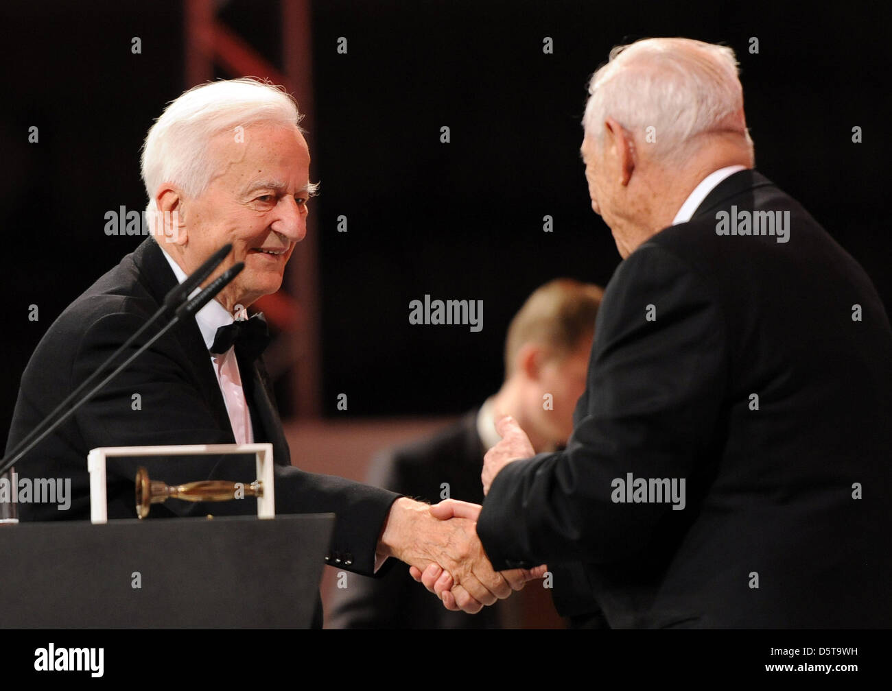 The director of the Jewish Museum, Michael Blumenthal (r), awards