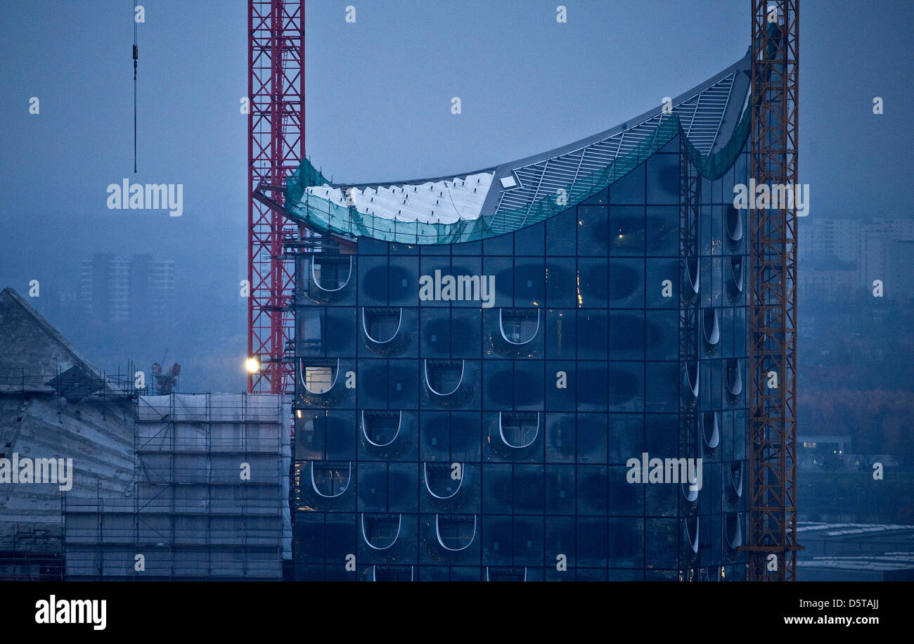 The Elbphilharmonie concert hall is under construction in Hamburg, Germany, 19 November 2012. The parliamentary inquiry board is holding a meeting on Wednesday 20 November 2012 to investigate the reasons for the spiraling construction costs. Photo: Axel Heimken Stock Photo