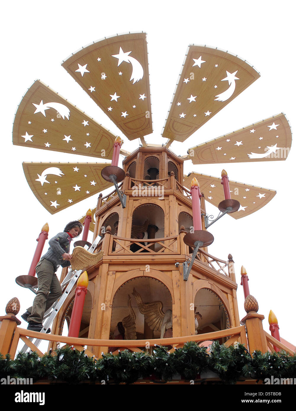 Edmund Diebold assembles the wings on the angels' pyramid in Augsburg ...