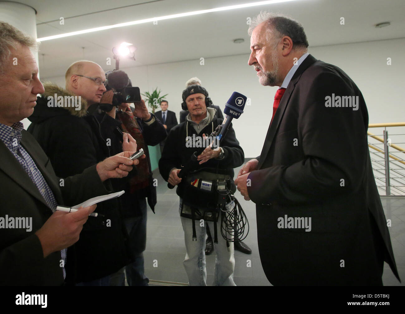 Klaus Wiesehügel, Bundesvorsitzender der Gewerkschaft Bau, beantwortet am 20.11.2012 in der Hochtief Firmenzentrale in Essen (Nordrhein-Westfalen) Fragen der Journalisten. Wiesehügel bestätigt nach der Aufsichtsratssitzung, dass der Spanier Marcelino Fernandez Verdez zum Nachfolger vom Vorstandsvorsitzenden Frank Stieler bestellt wird.   Foto: Roland Weihrauch/dpa Stock Photo