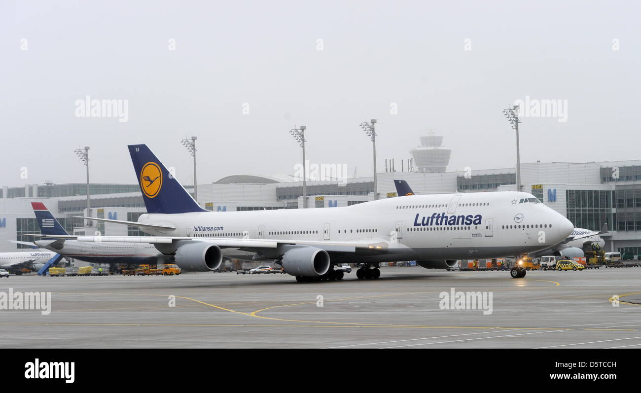 Eine Boeing 747-8 Intercontinental fährt am 21.11.2012 in München (Bayern) am Flughafen über das Vorfeld. Seit Mai 2012 hat die Lufthansa diese neue Version des Jumbo in ihrer Flotte, erstmals landete dieser Typ in München um hier vorgestellt zu werden. Foto: Tobias Hase/dpa Stock Photo