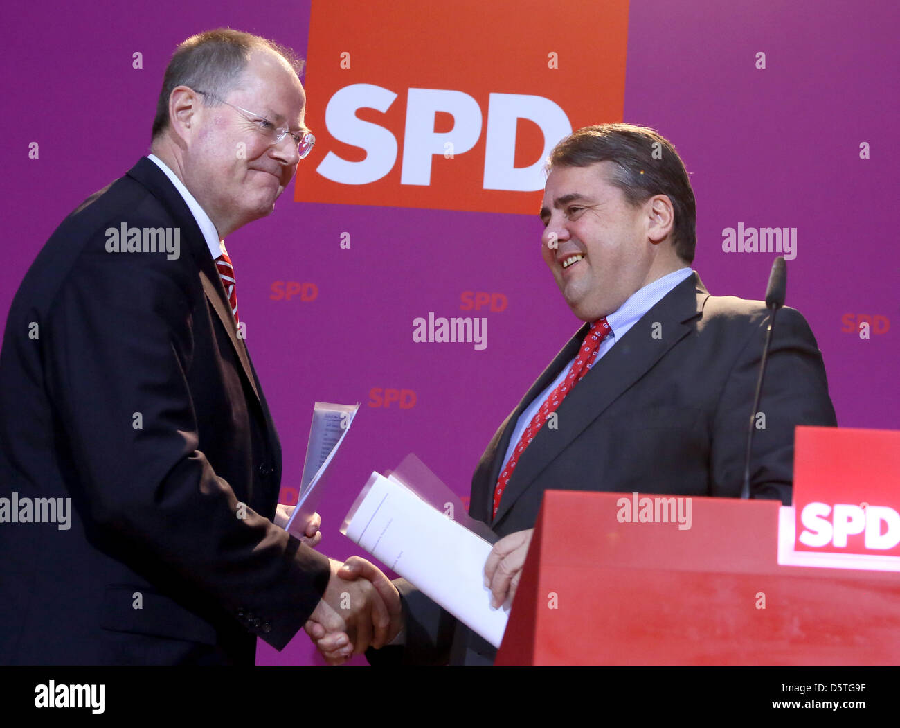 Chairman of the SPD Sigmar Gabriel (R) and Peer Steinbrueck, SPD top candidate for the 2013 national elections, hold a press conference at party headquarters in Berlin, Germany, 24 November 2012. The SPD held a small party conference on pensions. Photo: STEPHANIE PILICK Stock Photo