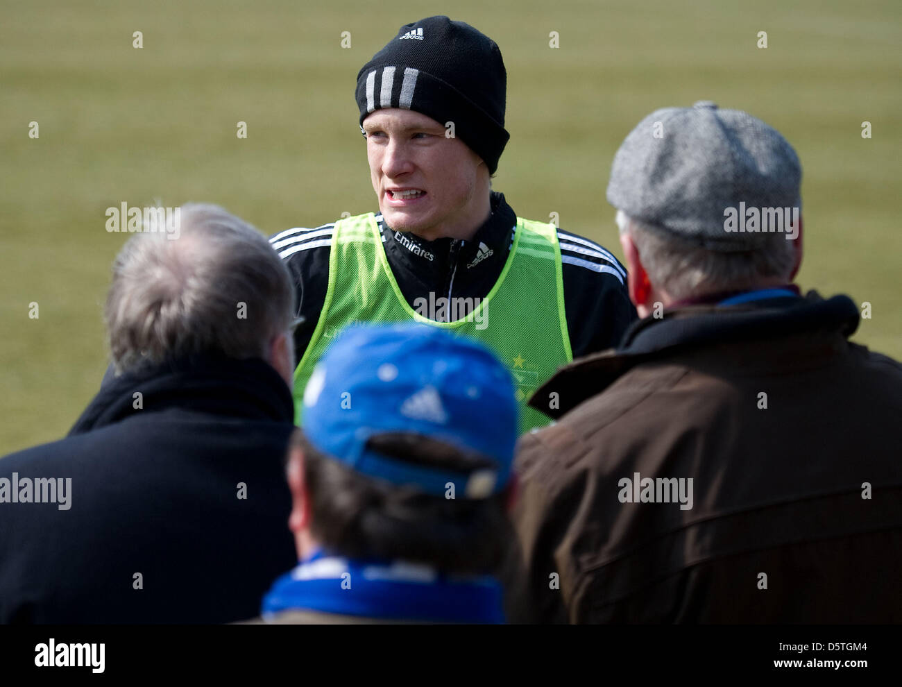 Hamburg's Marcell Jansen speaks with fans after the soccer Bundesliga training of the Hamburg SV on the training grounds at the Imtech-Arena in Hamburg, Germany, 09 April 2013. Photo: Axel Heimken Stock Photo