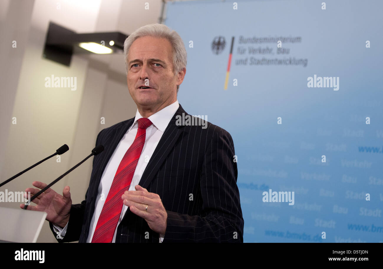 German transport minister Peter Ramsauer speaks at a press conference in Berlin, Germany, 26 November 2012. The ratification of the much-debated aircraft noise agreement between Germany and Switzerland will be on halt for the moment. According to Ramsauer, Germany and Switzerland want to negotiate further yet open questions. Photo: JOERG CARSTENSEN Stock Photo
