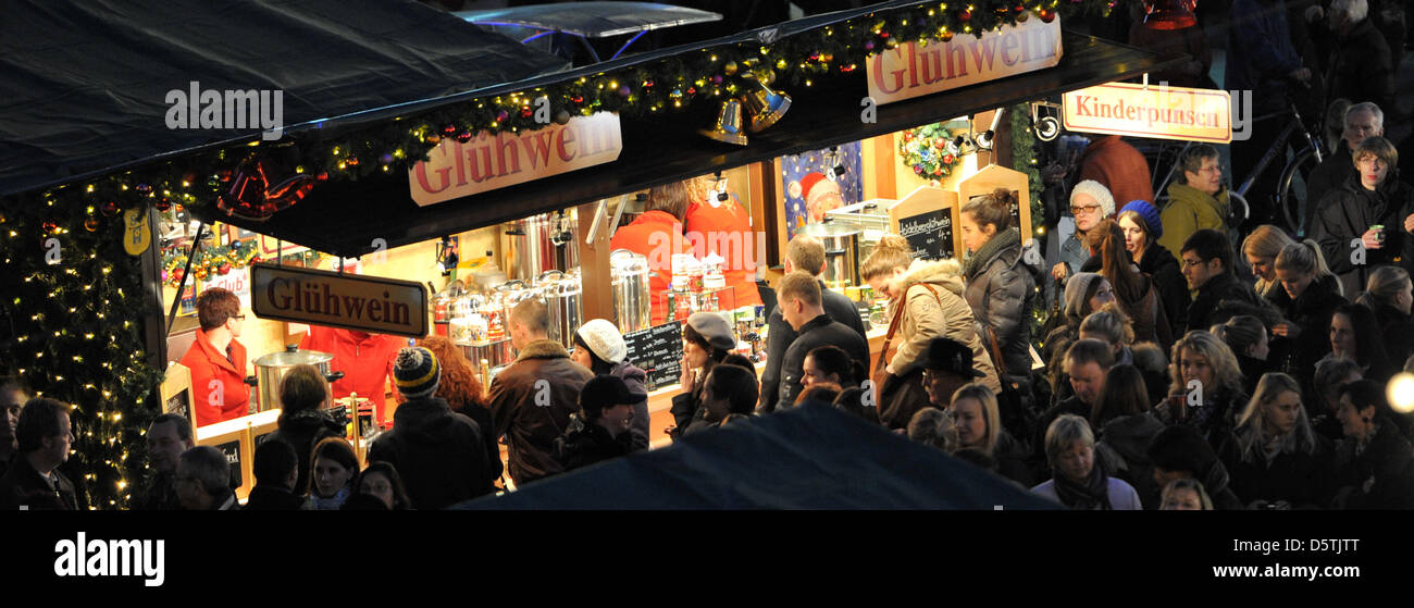 Crowds pass through the christmas market in Munich, Germany, 26 November 2012. The market openes this day. Photo: FRANK LEONHARDT Stock Photo