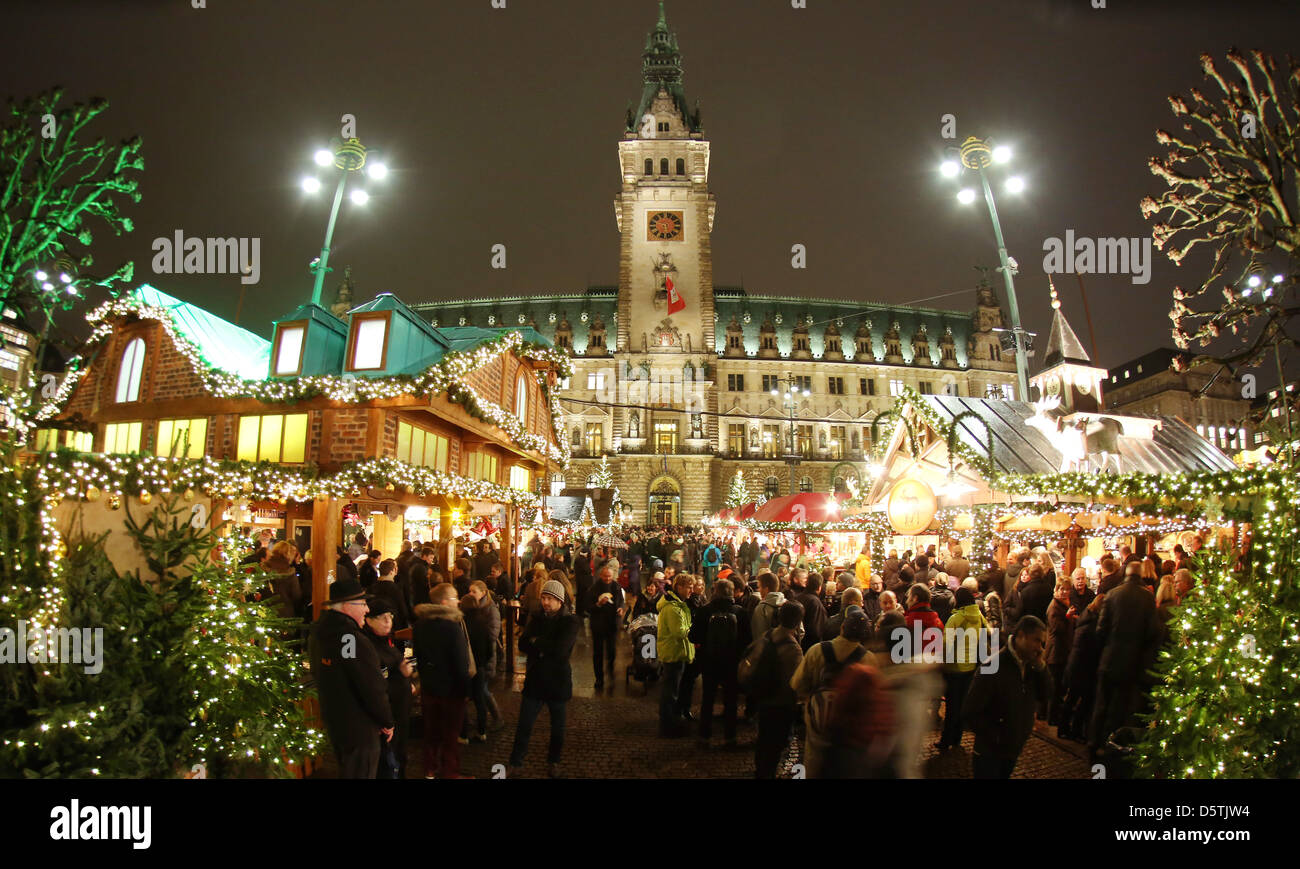 Visitors walk through light rain on the christmas market in front of the city hall in Hamburg, Germany, 26 November 2012. Eleven christmas markets are opening in Hamburg on this day. Photo: Christian Charisius Stock Photo