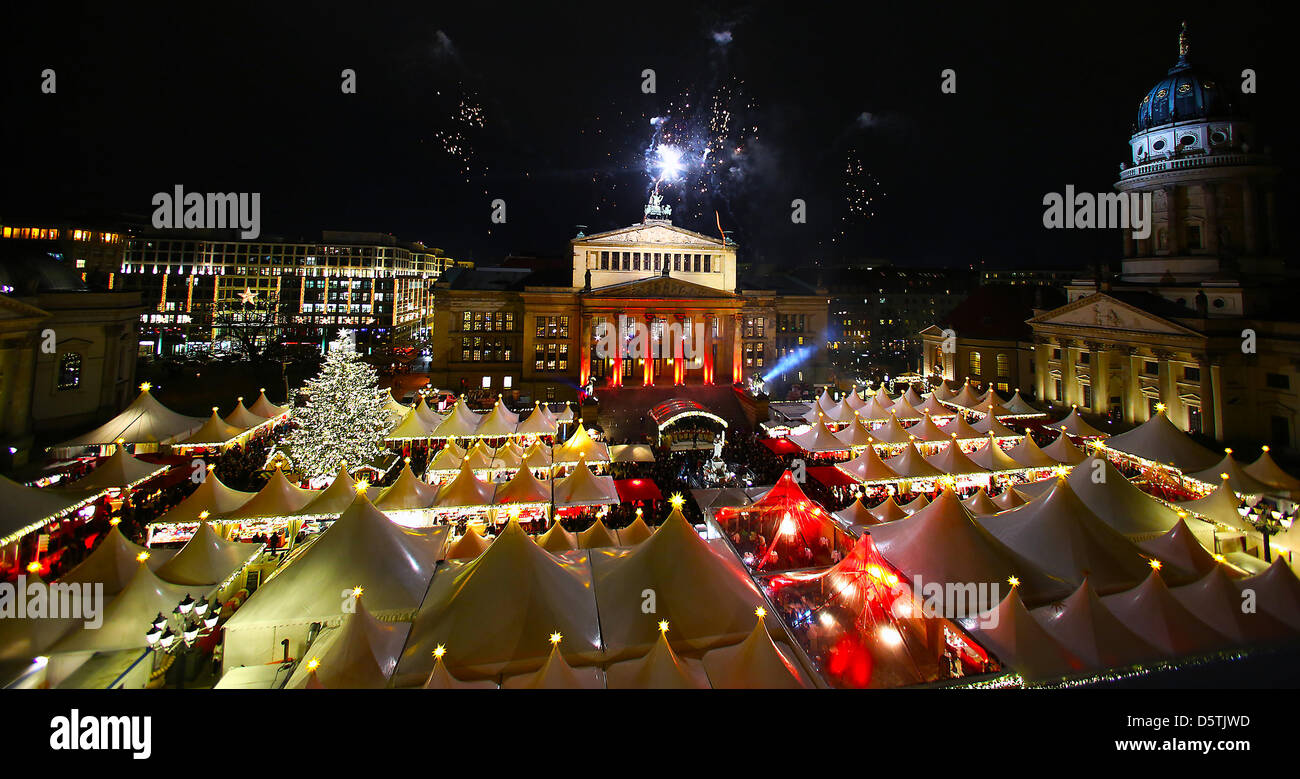 A firework marks the official opening of the christmas market before the concert hall on Gendarme Market in Berlin, Germany, 26 November 2012. Photo: Hannibal Stock Photo