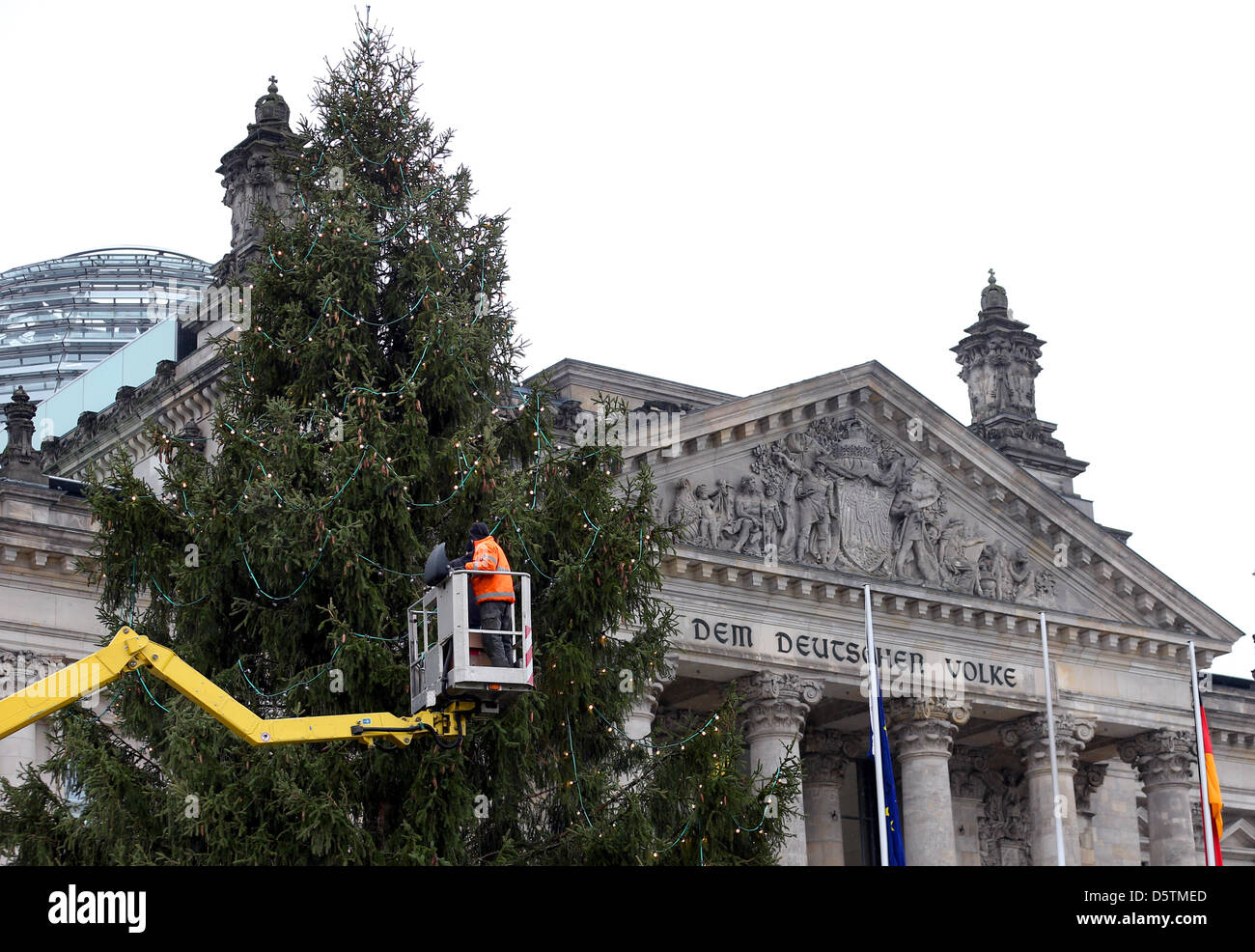 Chains of lights are being put on a Christmas tree in front of the Reichstag in rain and temperatures of 7 degrees centigrade in Berlin, Germany, 28 November 2012. Photo: WOLFGANG KUMM Stock Photo