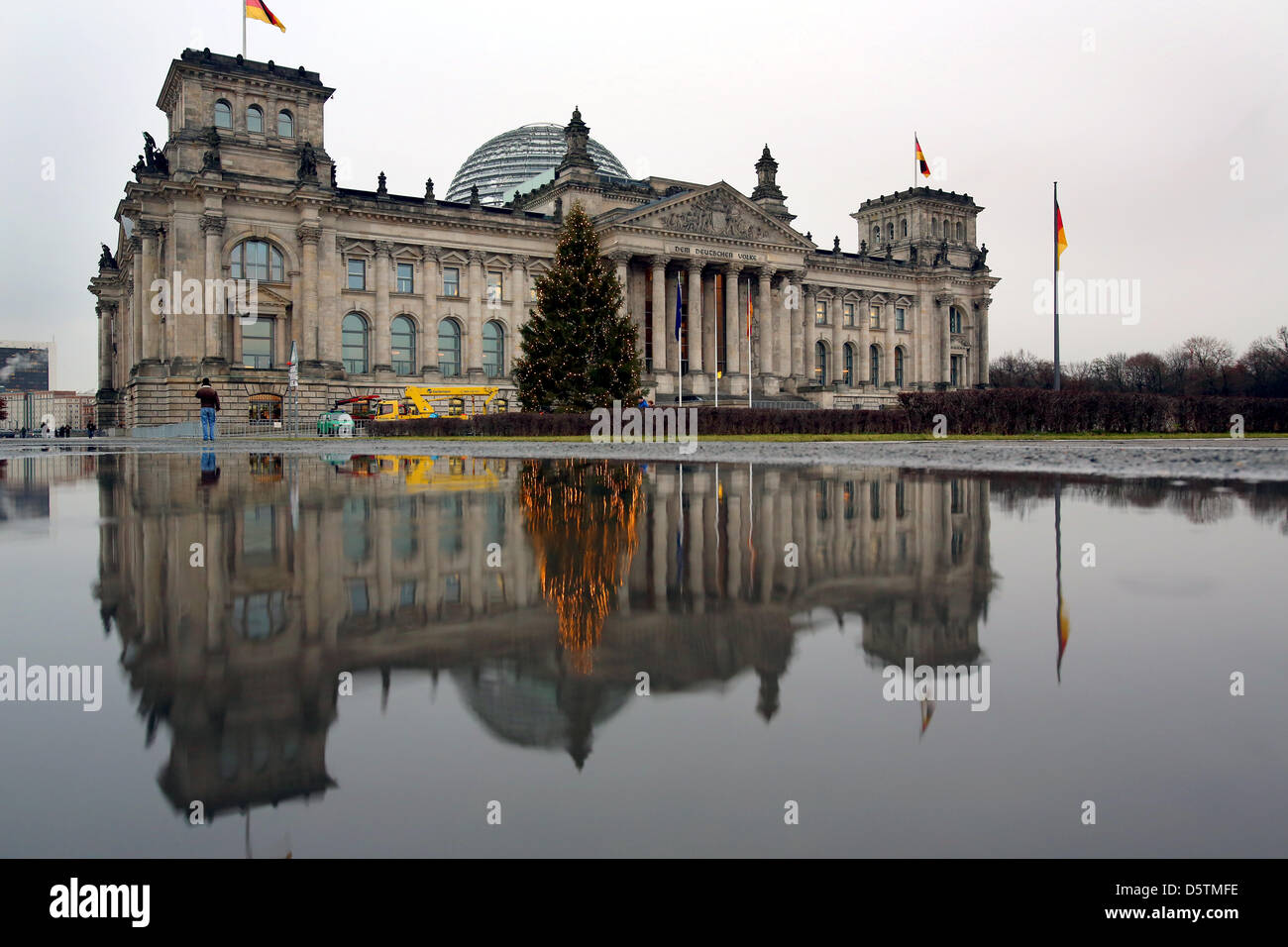 The illuminated Christmas tree is reflected in a puddle of eater during rain and temperatures of 7 degrees centigrade in front of the German Bundestag in Berlin, Germany, 28 November 2012. Photo: WOLFGANG KUMM Stock Photo