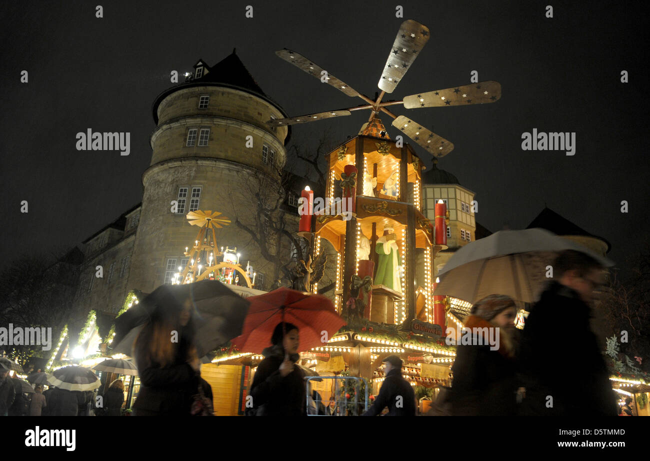 A huge Christmas pyramide stands on the roof of a market stall at the Christmas market in Stuttgart, Germany, 28 November 2012. The Christmas market opened today and will continue unitl 23 December 2012. Photo: FRANZISKA KRAUFMANN Stock Photo