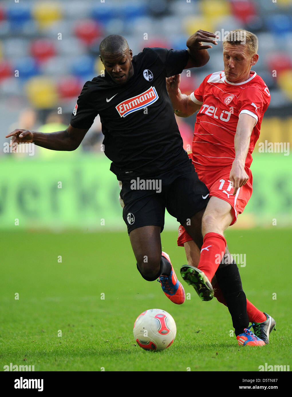 Duesseldorf's Axel Bellinghausen (R) and Freiburg's Karim Guede vie for the ball during the German Bundesliga soccer match Fortuna Duesseldorf vs SC Freiburg at Esprit Arena in Duesseldorf, Germany, 22 September 2012. Photo: Jonas Guettler Stock Photo