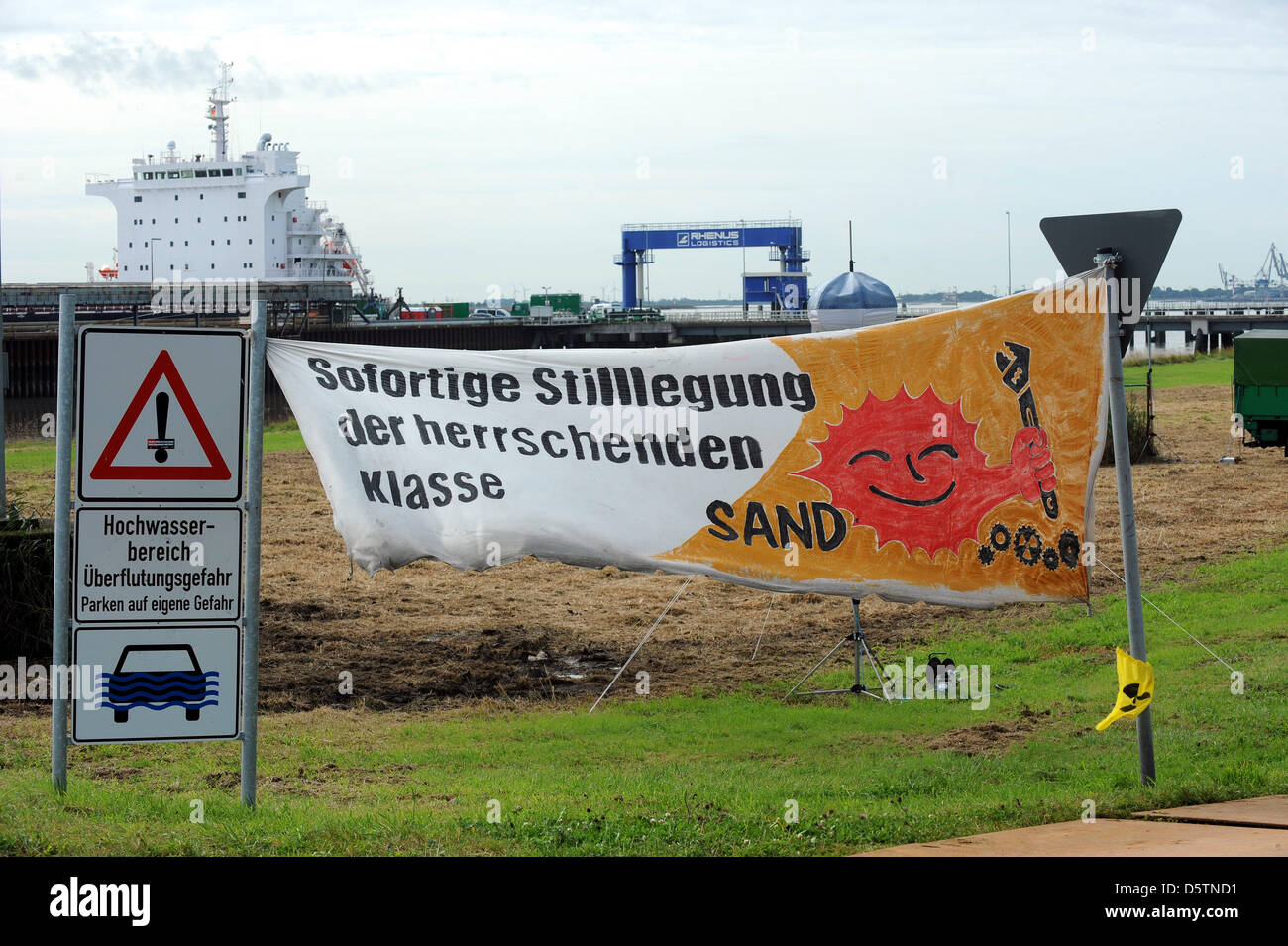 An anti-nuclear banner is set up in front of the RoRo landing pier in Nordenham, Germany, 23 September 2012. Members of the Anti-nuclear movement contrAtom have called for a protest against the transport of MOKS elements through German ports. The fuel elements are currently on their way on the Weser river from British Sellafield to Nordenham. Photo: Ingo Wagner Stock Photo