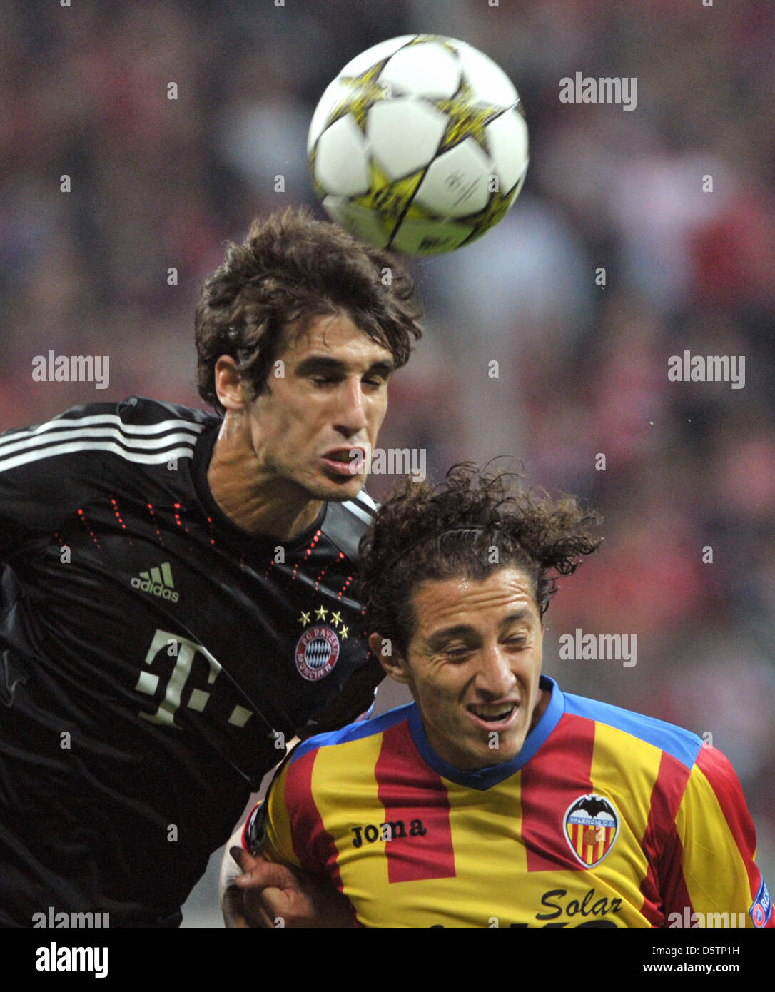 Munichs Javier Martinez (l) and Jose Andres Guardado Hernandez of Valencia vie for the ball during the UEFA Champions League group F soccer match between Bayern Munich and Valencia CF at Fußball Arena München in Munich, Germany, 19 September 2012. Photo: Peter Kneffel/dpa Stock Photo