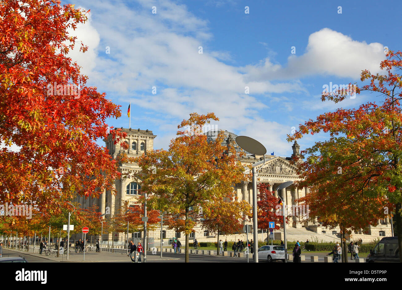 The trees have turned red and yellow in front of the Reichstag in ...