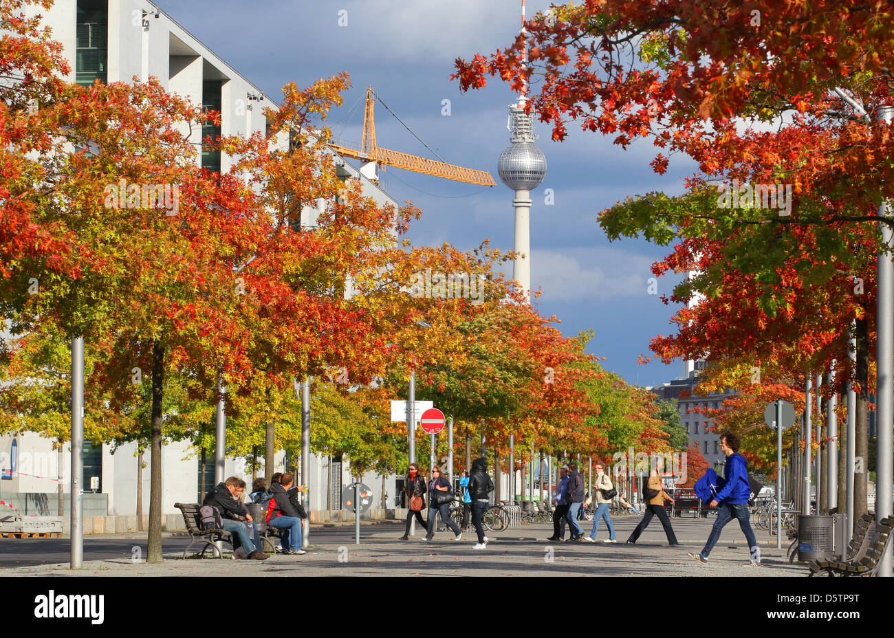 The trees have turned red and yellow in front of the TV tower in Berlin ...