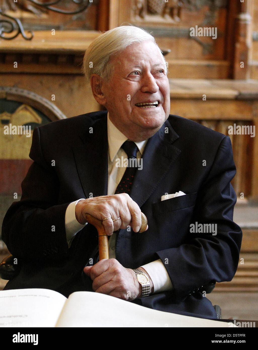 Der ehemalige Bundeskanzler Helmut Schmidt (SPD) lacht am 22.09.2012 im Rathauses in Münster vor seiner Ehrung mit dem Preis des Westfälischen Friedens. Foto: Roland Weihrauch dpa/lnw Stock Photo