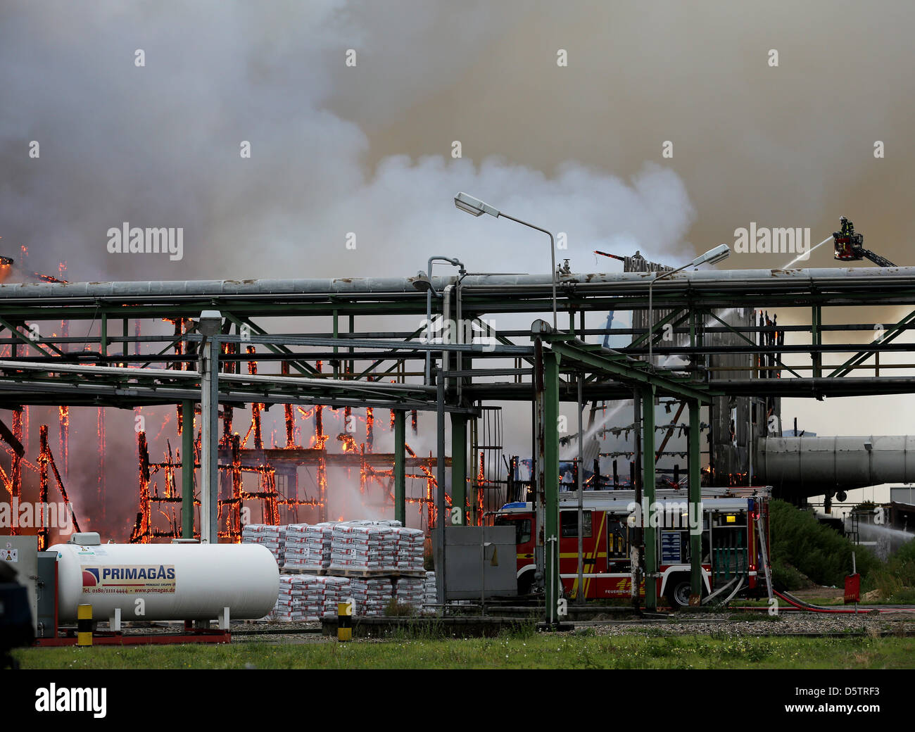 Die Feuerwehr versucht am 25.09.2012 in Krefeld den Brand in einem  Dngemittellager (Compo GmbH zu lschen. Foto: Roland Weihrauch dpa/lnw  Stock Photo - Alamy