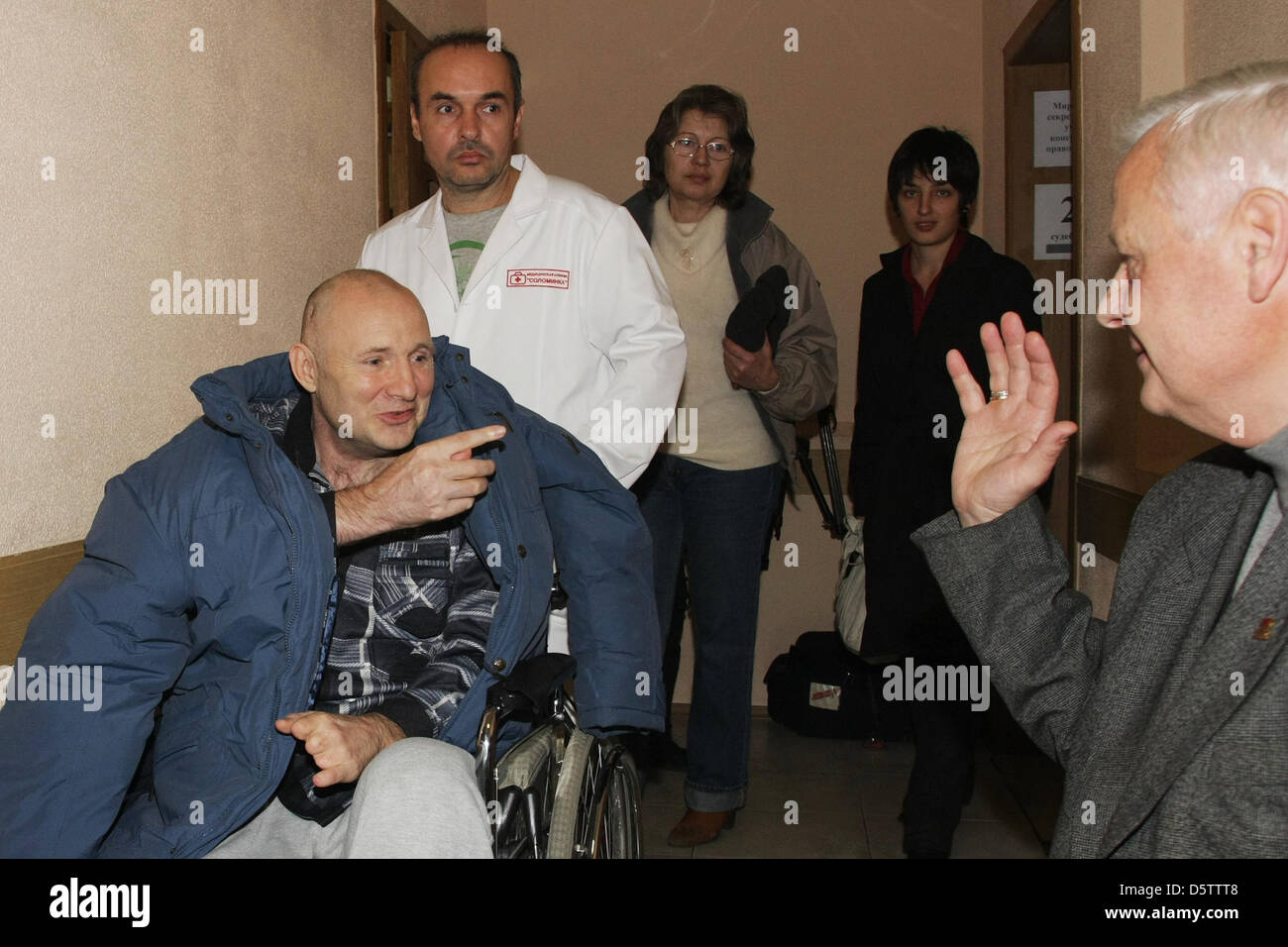 ARCHIVE IMAGES: Oct. 12, 2010 - Russia - Mikhail Beketov, a Russian journalist who suffered brain damage and lost a leg after a brutal assault that followed his campaign against a highway project outside Moscow, died in Moscow. Pictured: Moscow. Russian journalist Mikhail Beketov leaving court after participating in court hearing. (Credit Image: Credit:  PhotoXpress/ZUMAPRESS.com/Alamy Live News) Stock Photo