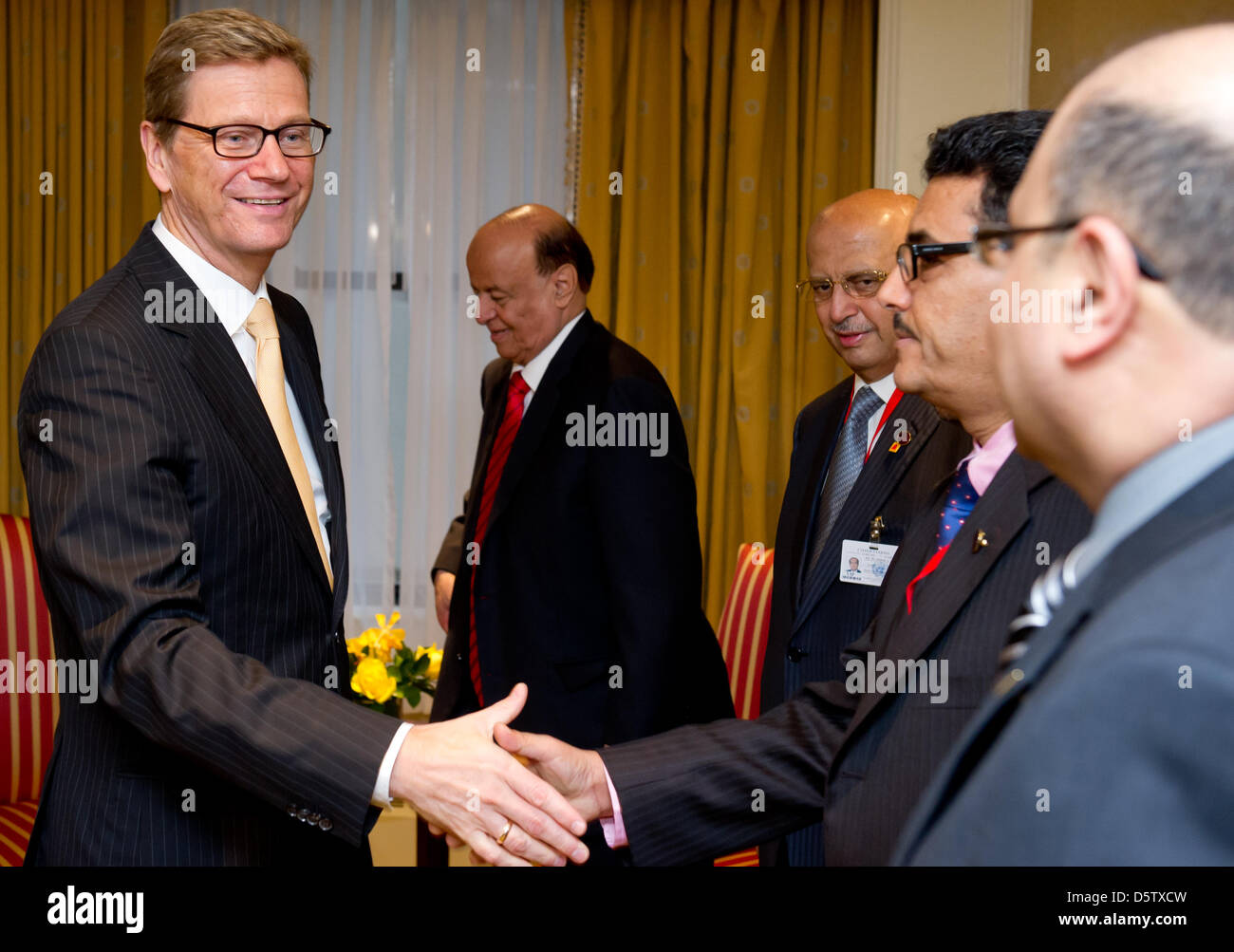 German Foreign Minister Guido Westerwelle (FDP, L) greets members of the Yemeni delegation during a meeting with Yemeni President Abd Rabbuh Mansur Al-Hadi (2-L) in New York, USA, 27 September 2012. Westerwelle is in New York from 21 till 28 September 2012 for the 67th United Nations General Assembly. Photo: SVEN HOPPE Stock Photo