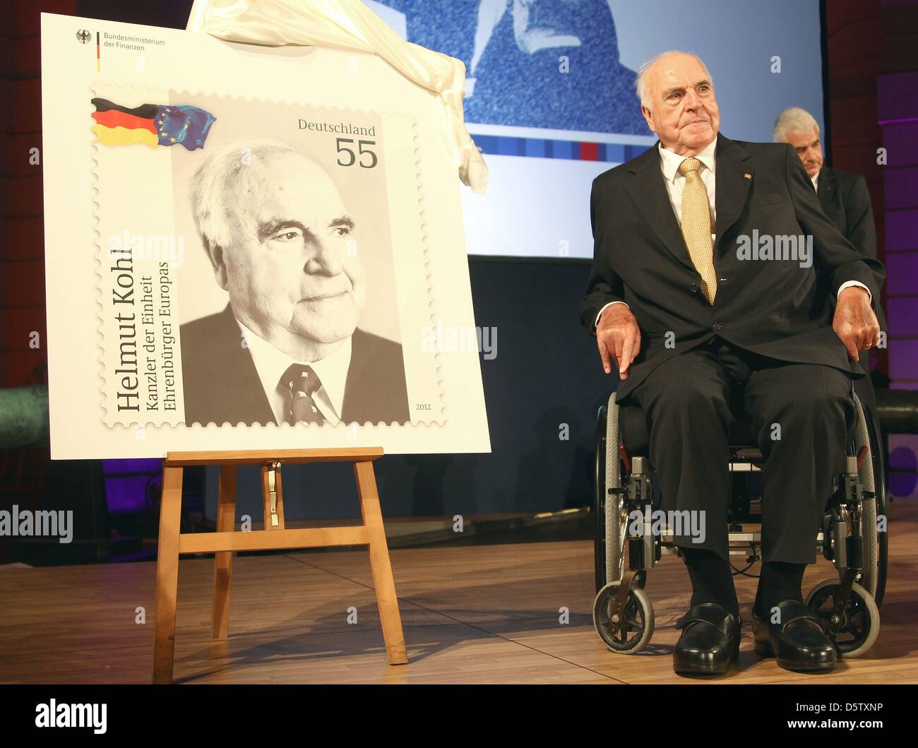 Altbundeskanzler Helmut Kohl sitzt am 27.09.2012 im Deutsch-Historischen Museum in Berlin neben einer Briefmarke mit seinem Antlitz. Der Politiker nahm zum 30. Jahrestag seiner Wahl zum Bundeskanzler an einer Festveranstaltung der Konrad-Adenauer-Stiftung teil. Foto: Wolfgang Kumm/ dpa Stock Photo