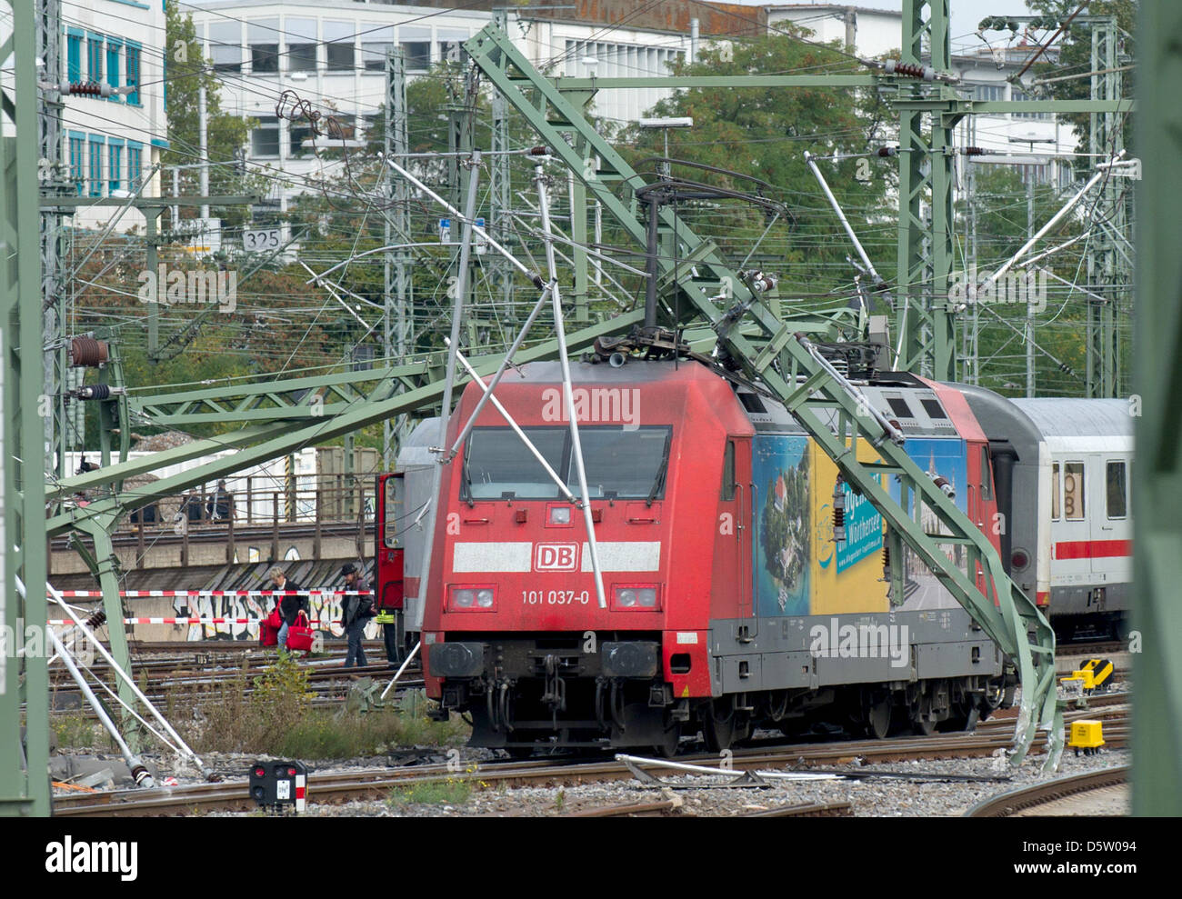 Power supply covers a derailed Intercity in Stuttgart, Germany, 29 September 2012. The IC of Deutsche Bahn had derailed shortly after leaving the central station in Stuttgart. Photo: MARIJAN MURAT Stock Photo