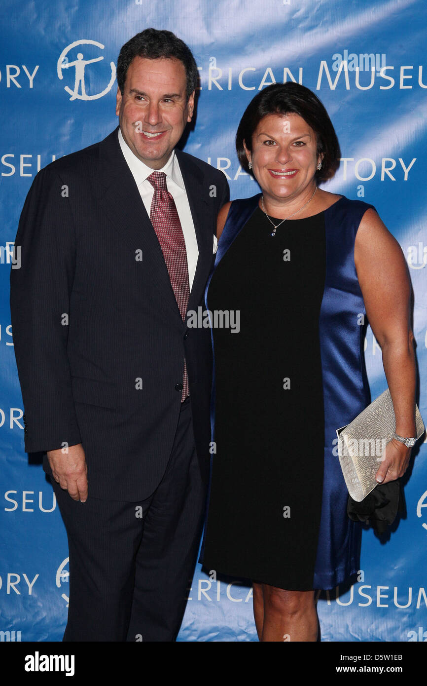 Steve Sadove, Maggie Gyllenhaal and President & CEO of Louis Vuitton North  America Daniel Lalonde Louis Vuitton 2010 Cruise Stock Photo - Alamy