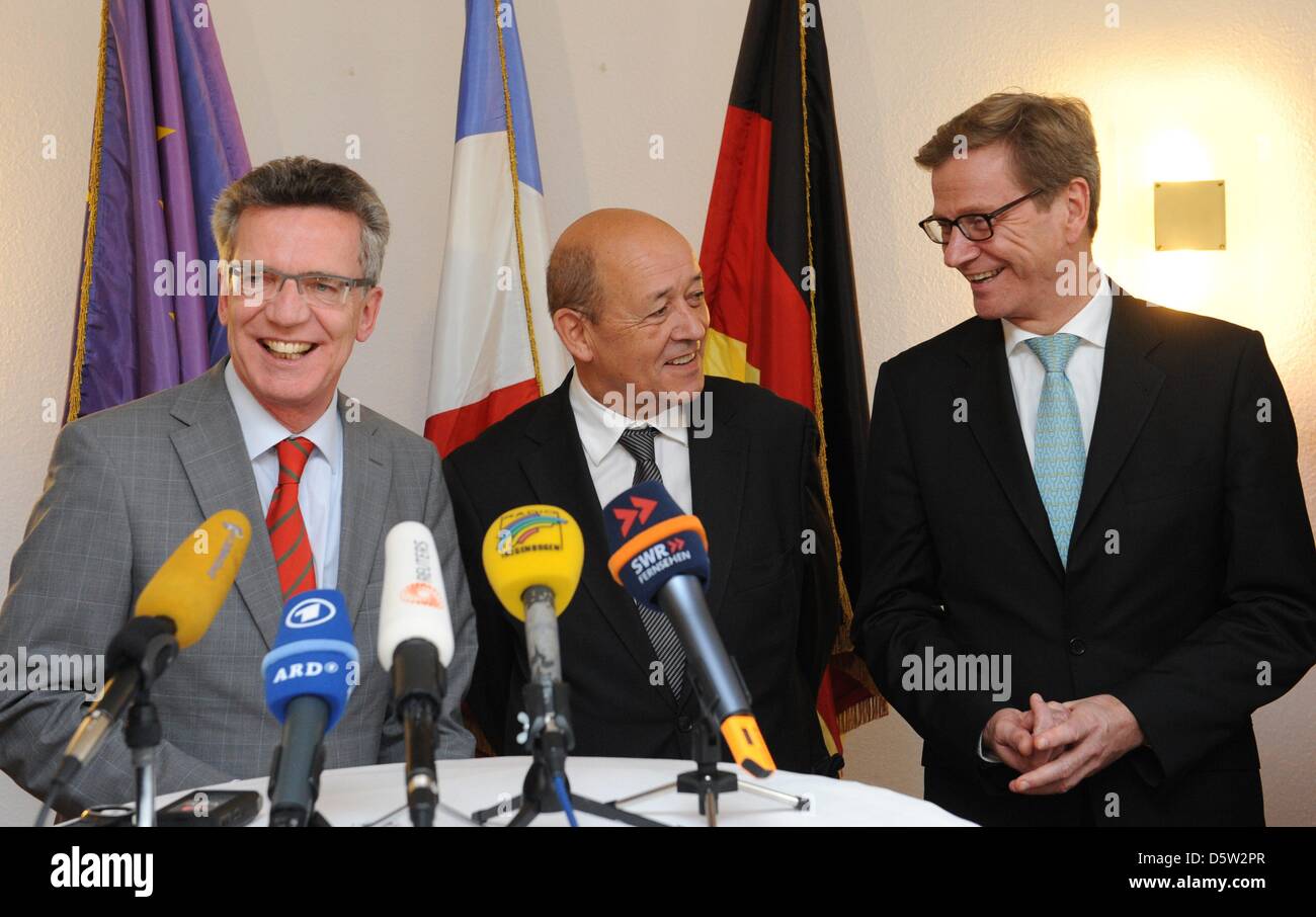 German Minister of Defence Thomas de Maiziere (CDU, L-R), French Minister of Defence Jean-Yves Le Drian and German Foreign Minister Guido Westerwelle (FDP) talk to each other at a press conference at the base of the German-French Brigade in Muehlheim, Germany, 01 Ocotber 2012. The ministers talked about the current situation in Northern Africa and the Middle East as well as the fur Stock Photo