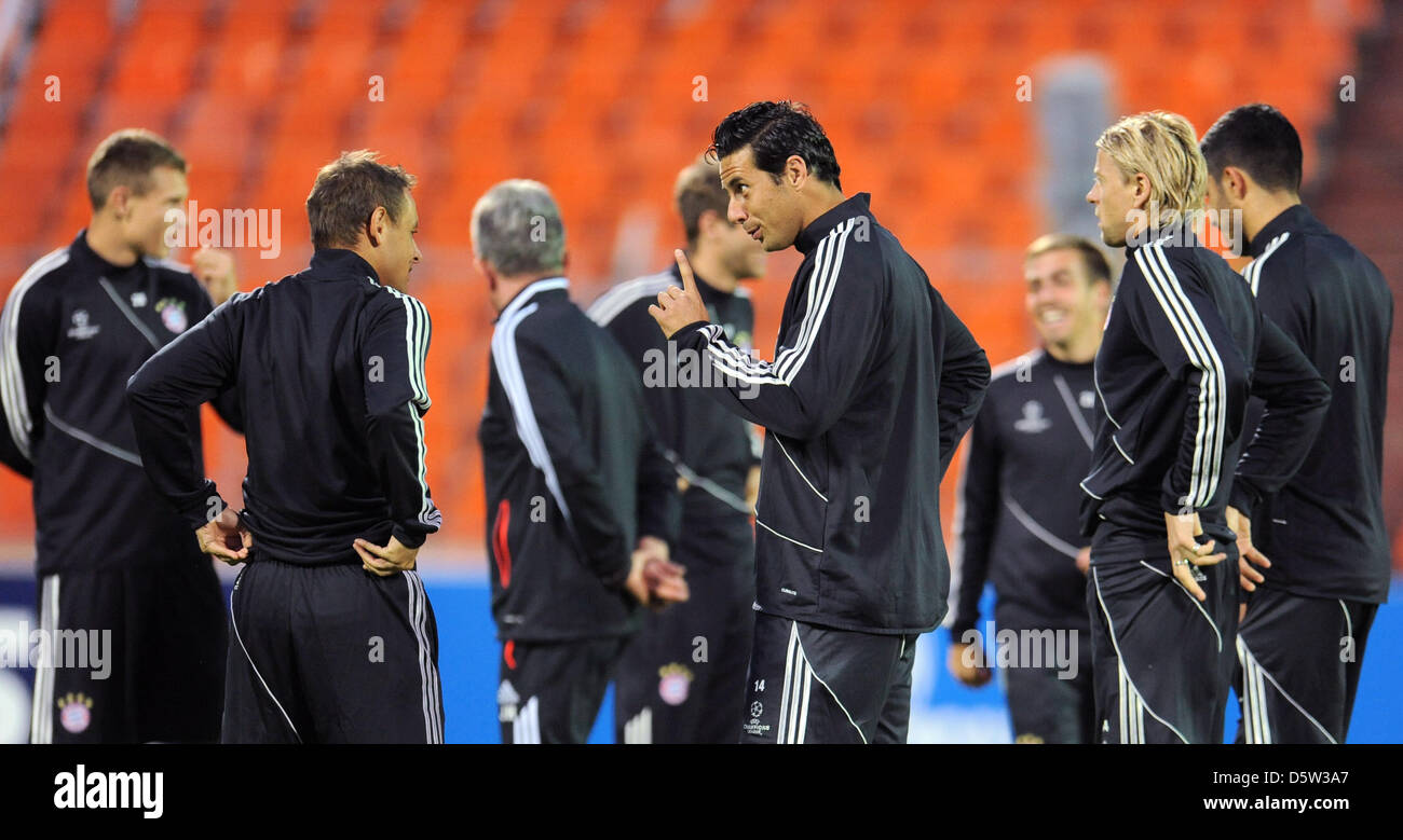 Player of Bundesliga soccer club Bayern Munich Claudio Pizarro (C) gestures during the final training at Dinamo Stadium in Minsk, Belarus, 01 October 2012. Bayern Munich will play FC Bate Borisov in the second group match of the Champions League season 2012-2013 in the capital of Belarus on 02 October 2012. Photo: ANDREAS GEBERT Stock Photo