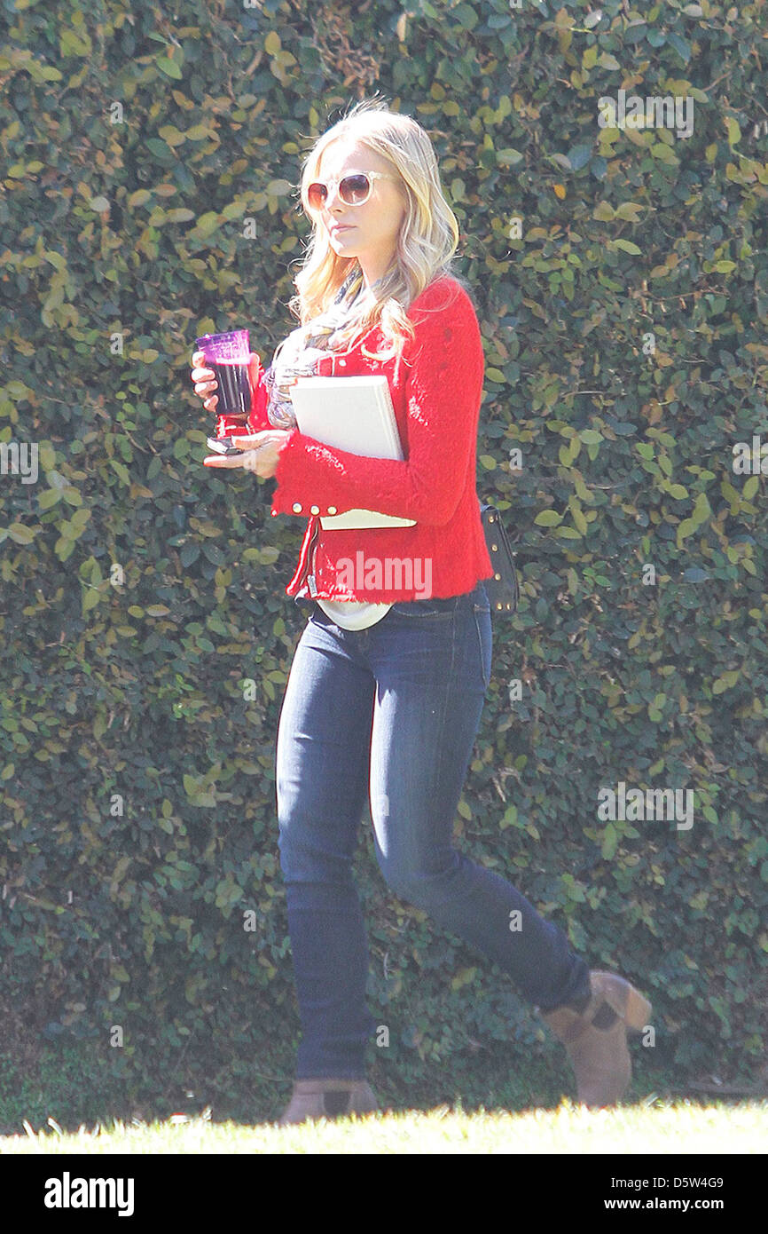 Kristen Bell in Jeans - Out in Los Angeles - November 2013
