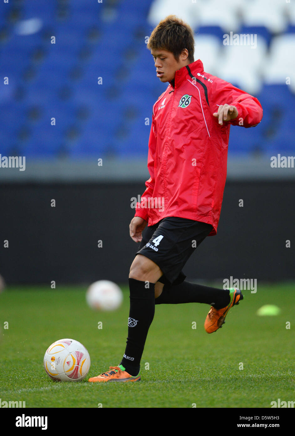 Hanover's Hiroki Sakai takes part in the final training before the Europa League group L match against Spainish club UD Levante at AWD Arena in Hanover, Germany, 03 October 2012. Hannover 96 will play UD Levante on 04 October 2012. Photo: PETER STEFFEN Stock Photo