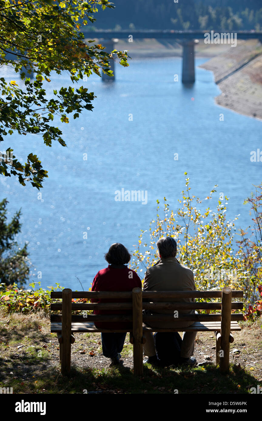 Walkers sit on a bench at the Oker reservoir in Okertal, Germany, 01 October 2012. Photo: Emily Wabitsch Stock Photo