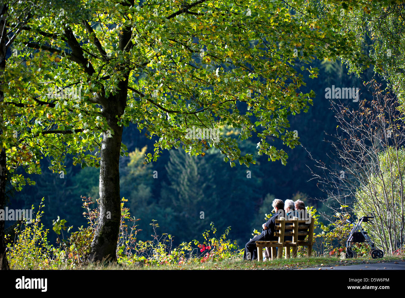 Walkers sit on a bench at the Oker reservoir in Okertal, Germany, 01 October 2012. Photo: Emily Wabitsch Stock Photo