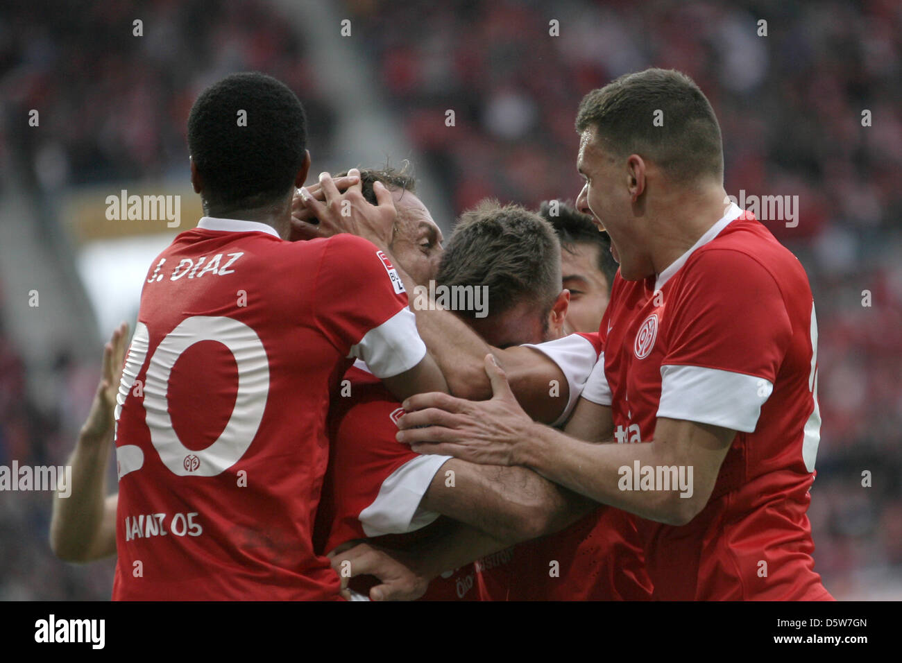 Mainz's Nikolce Noveski (R) celebrates his 1-0 goal with Junior Diaz (L-R), Marco Caligiuri, Yunus Malli and Adam Szalai during the German Bundesliga match between FSV Mainz 05 and Fortuna Duesseldorf at Coface Arena in Mainz, Germany, 06 October 2012. Photo. FREDRIK VON ERICHSEN (ATTENTION: EMBARGO CONDITIONS! The DFL permits the further utilisation of up to 15 pictures only (no s Stock Photo