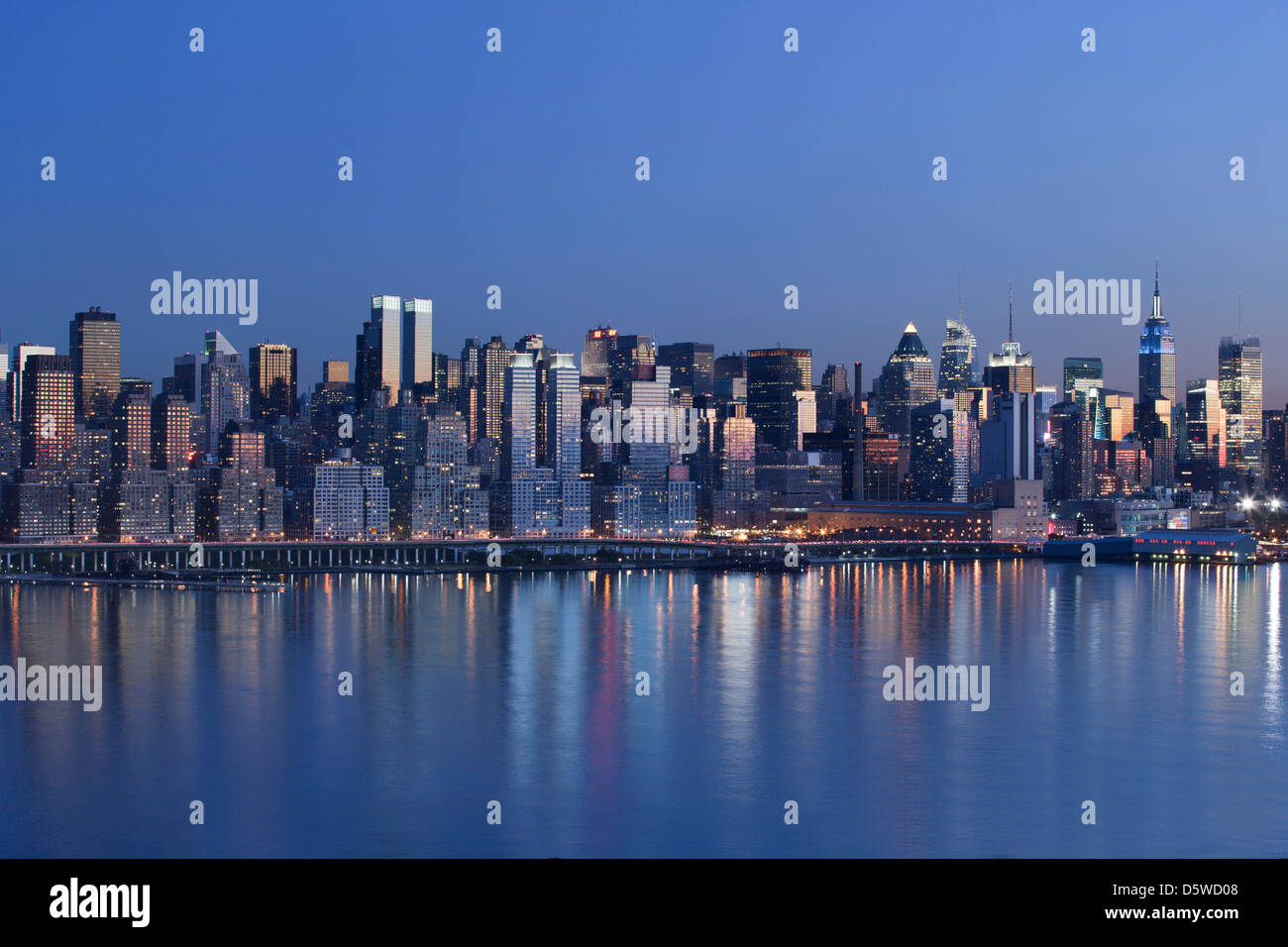MIDTOWN SKYLINE HUDSON RIVER MANHATTAN NEW YORK CITY USA Stock Photo ...