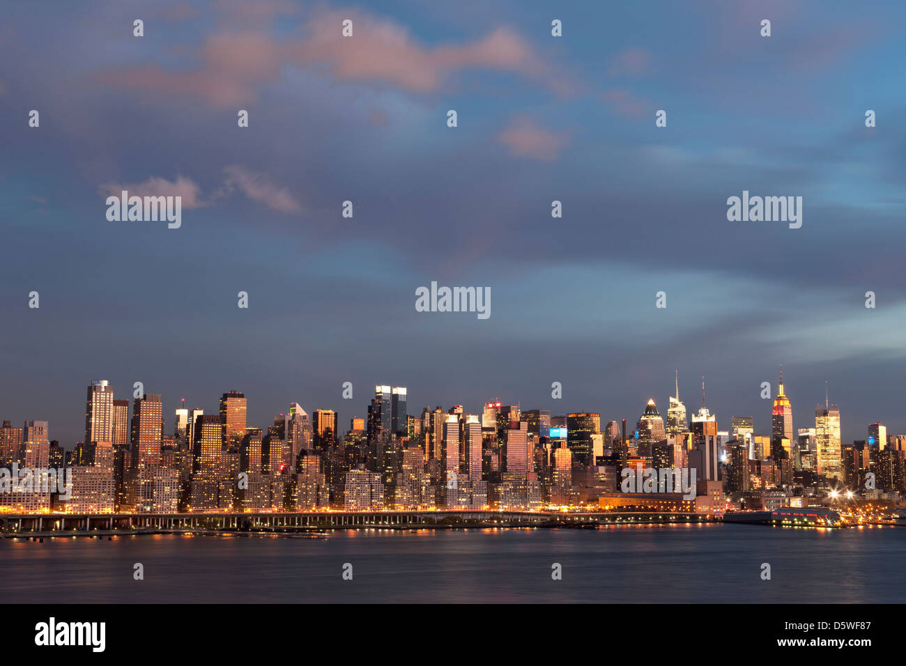 MIDTOWN SKYLINE HUDSON RIVER MANHATTAN NEW YORK CITY USA Stock Photo ...