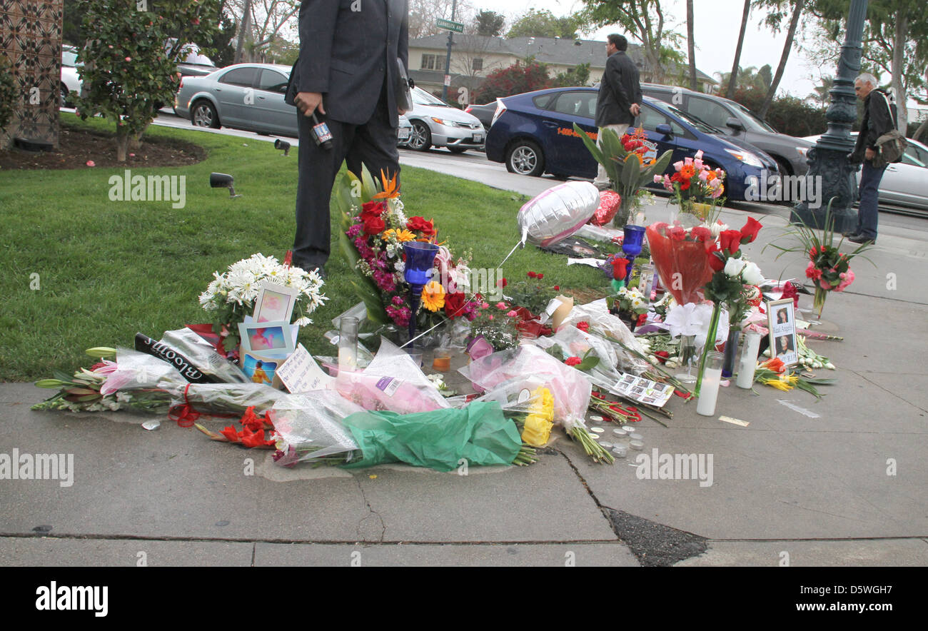 Fans pay tribute to Whitney Houston outside the Beverly Hilton Hotel in Beverly Hills Los Angeles, California - 13.02.12 Stock Photo