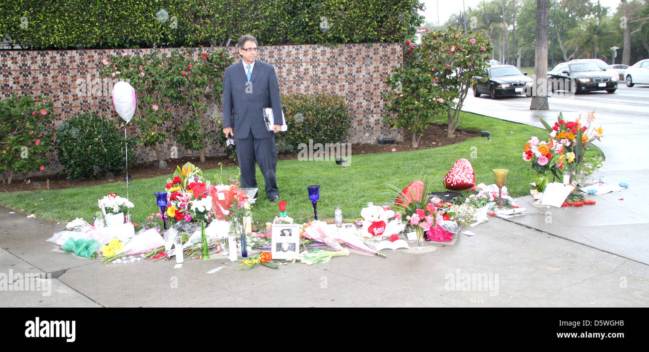 Fans pay tribute to Whitney Houston outside the Beverly Hilton Hotel in Beverly Hills Los Angeles, California - 13.02.12 Stock Photo