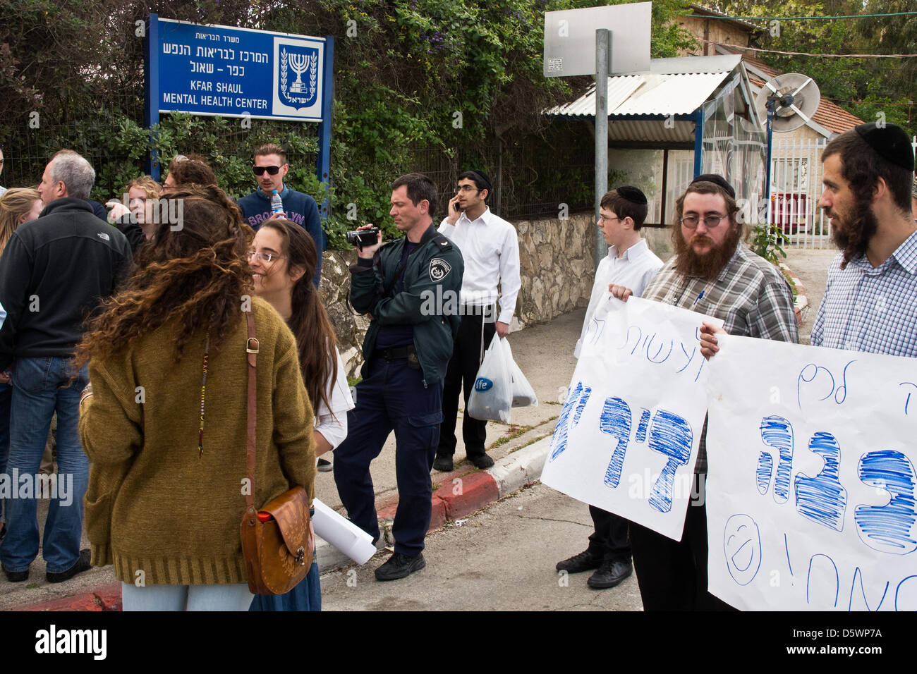 Jerusalem, Israel. 9-Apr-2013. Jewish right-wing activists, lead by Baruch Marzel, disrupt a commemoration procession through the historical village of Deir Yassin, organized by Zochrot (Remembering), seeking to raise public awareness of the Palestinian Nakba (Catastrophe).     Deir Yassin, a pre-1948 Arab village adjacent to Jerusalem with a population of about 600, was invaded by paramilitaries from the Jewish Irgun and Lehi groups on April 9, 1948 and around 115 villagers were massacred. Credit: Nir Alon/Alamy Live News Stock Photo