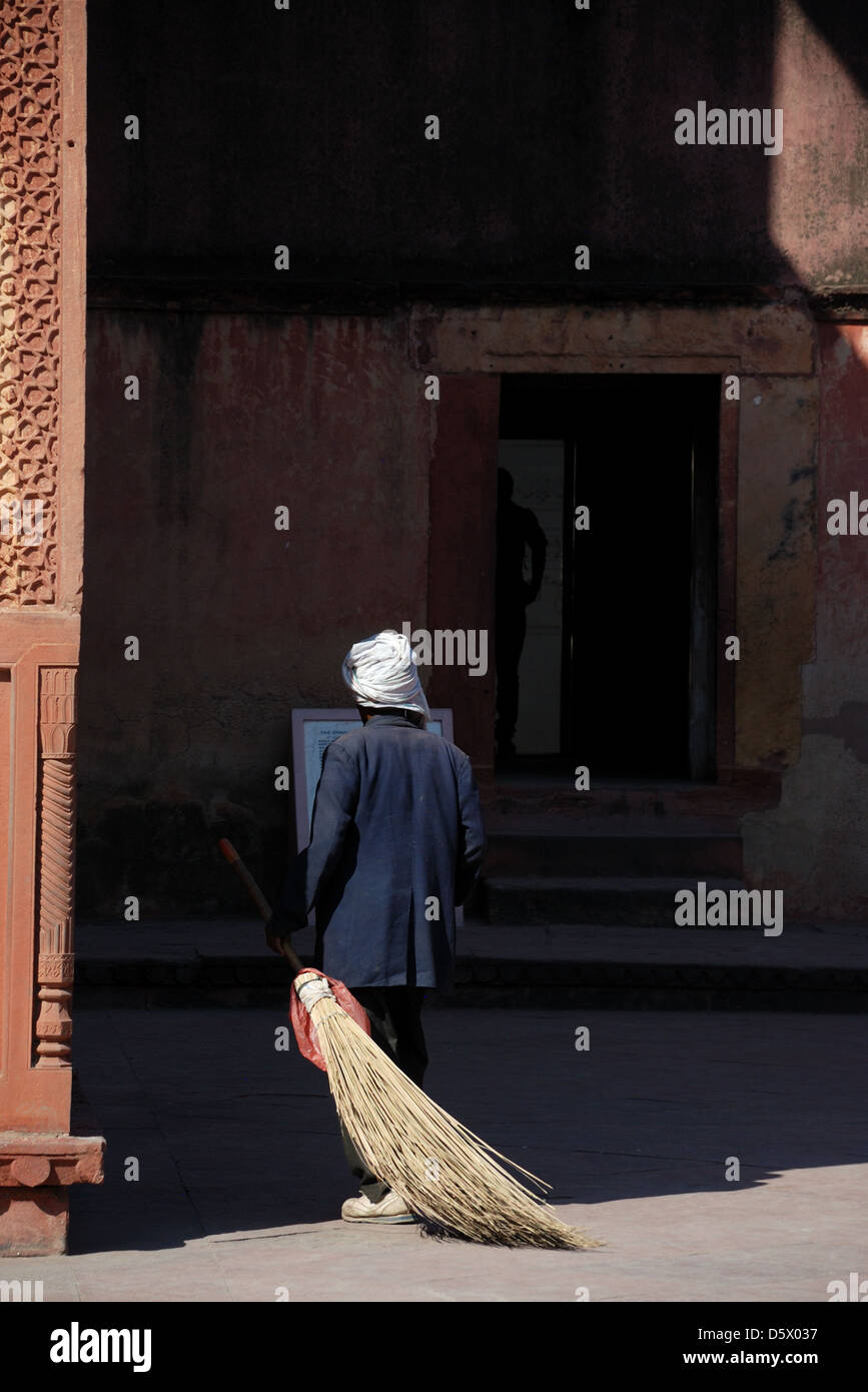 Sweeper at the Taj Mahal, Agra, India Stock Photo Alamy