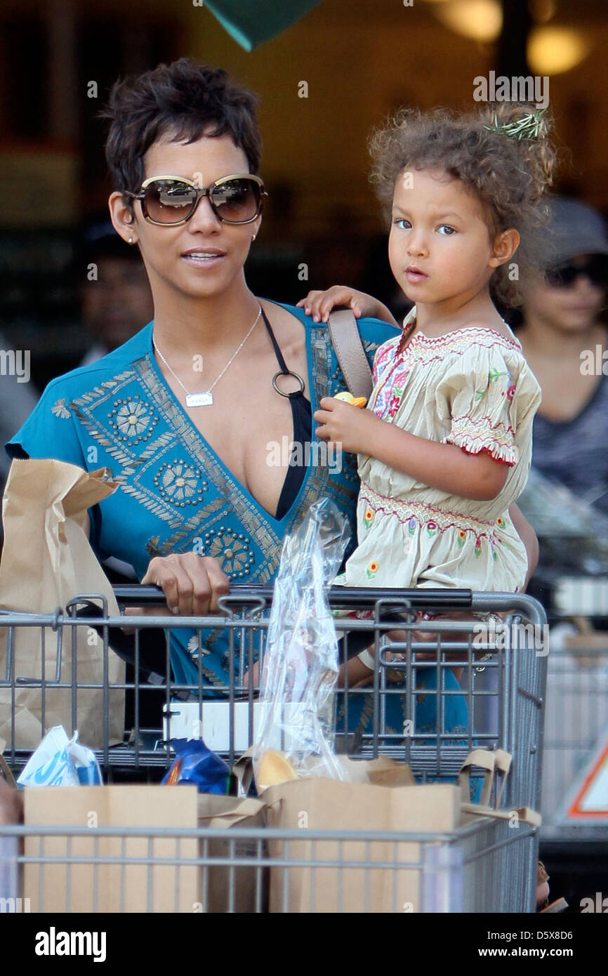 Halle Berry And Her Daughter Nahla Ariela Aubry Leave Bristol Farms Supermarket Los Angeles California Stock Photo Alamy Halle Berry And Her Daughter Nahla Ariela Aubry Leave Bristol Farms Supermarket Los Angeles California Stock Photo Alamy