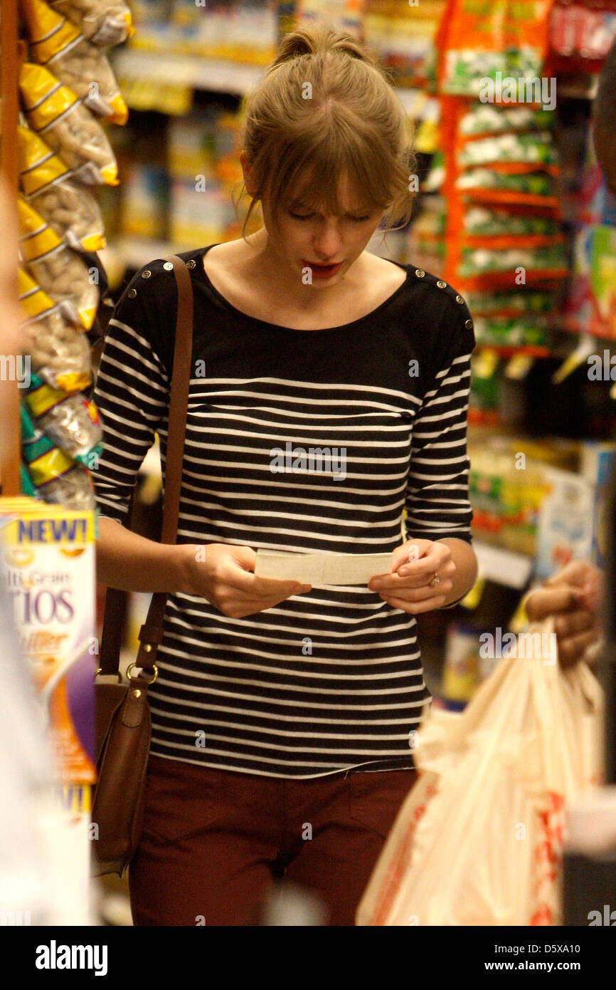 Taylor Swift Grocery shopping at Ralph's in Beverly Hills Los Angeles