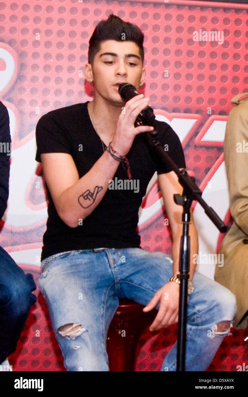 Zayn Malik British boy band One Direction perform at 103.5 KISS FM  Chicago's Coca Cola Lounge Chicago, Illinois - 24.02.12 Stock Photo - Alamy, image size:867x1390